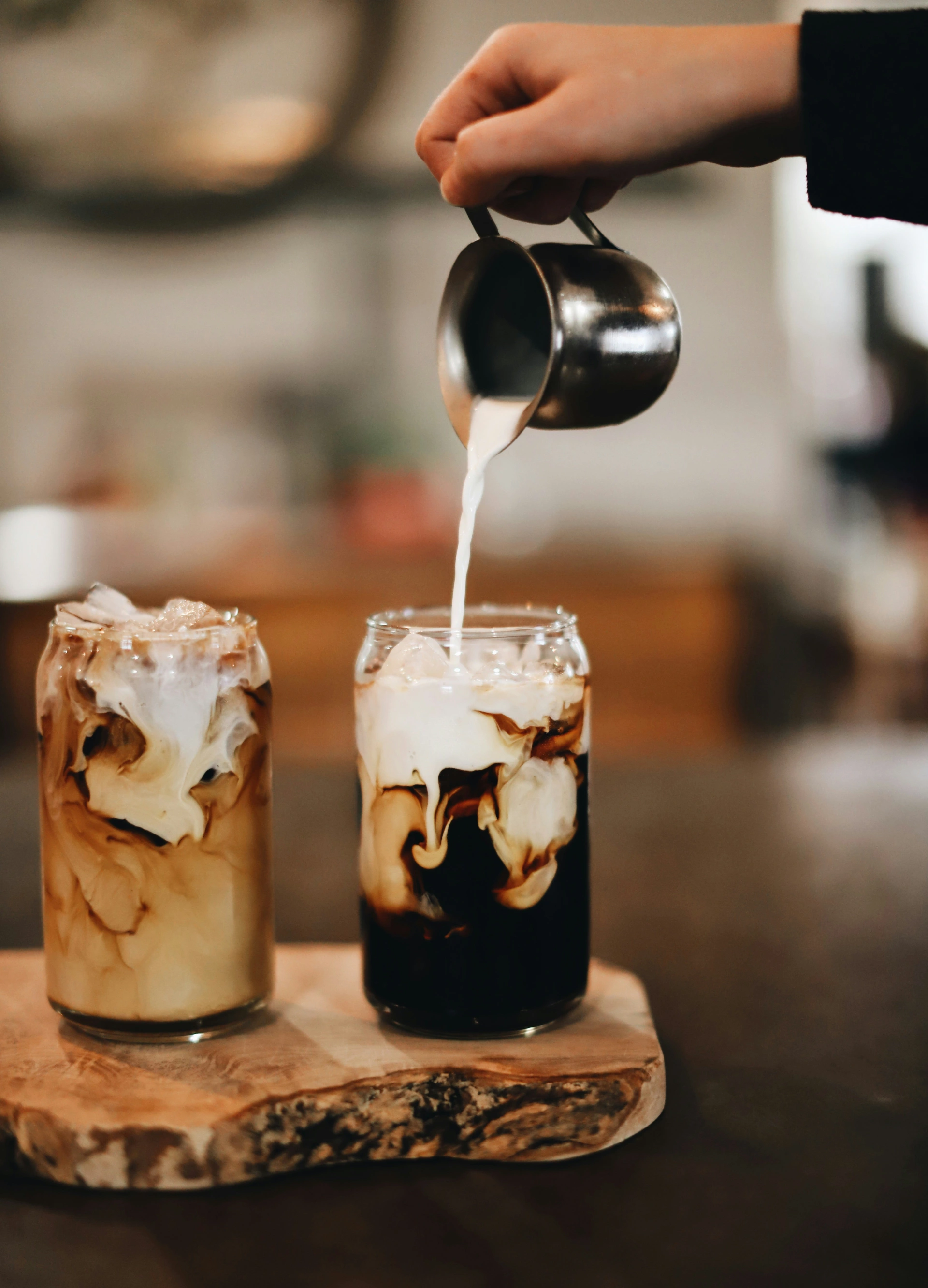 Eiskaffees in zwei Gläsern mit Milch im Café