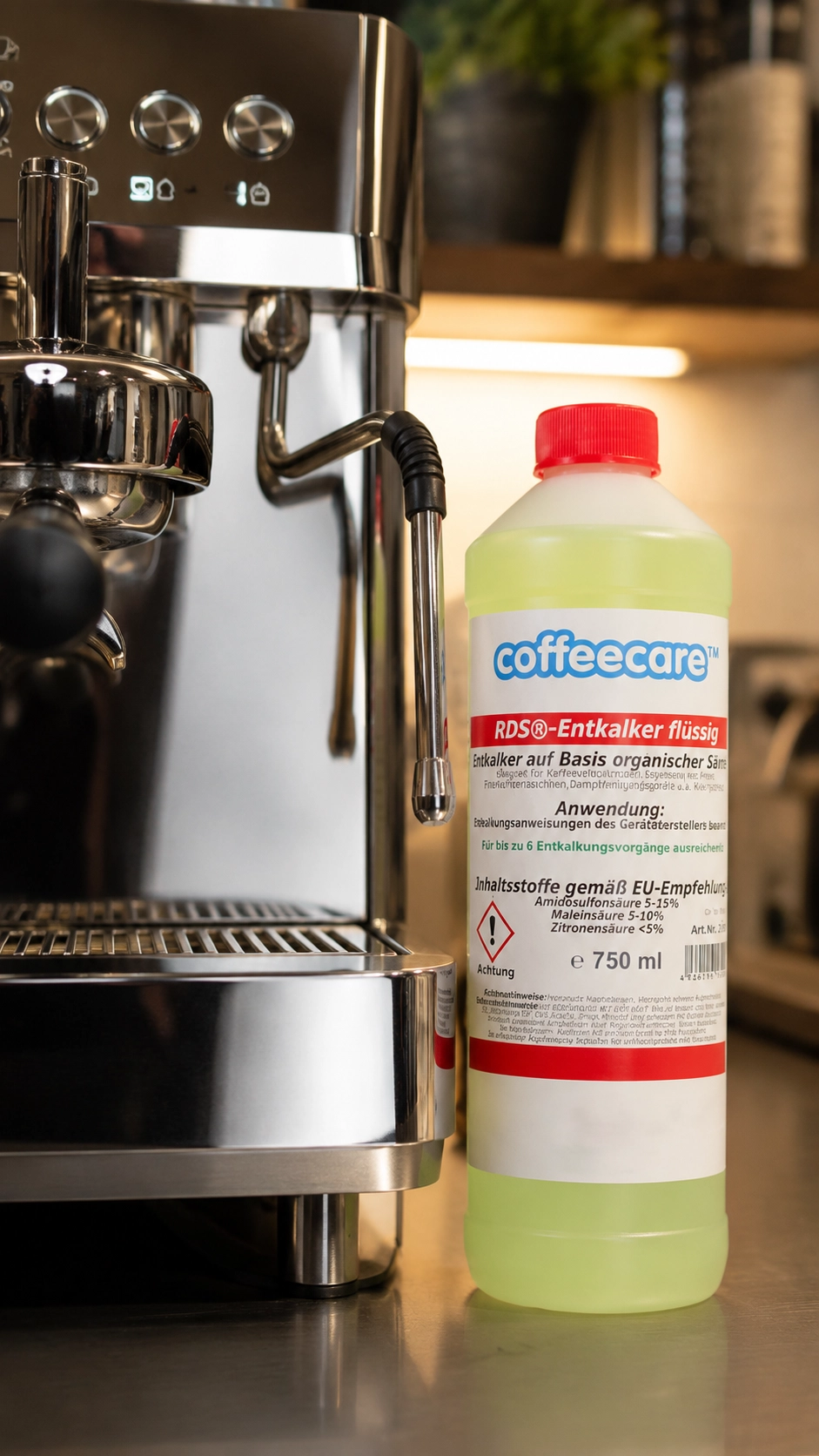 750-ml-Flasche Coffeecare RDS Entkalker flüssig steht neben einer hochwertigen Siebträgermaschine auf einer Edelstahltheke.