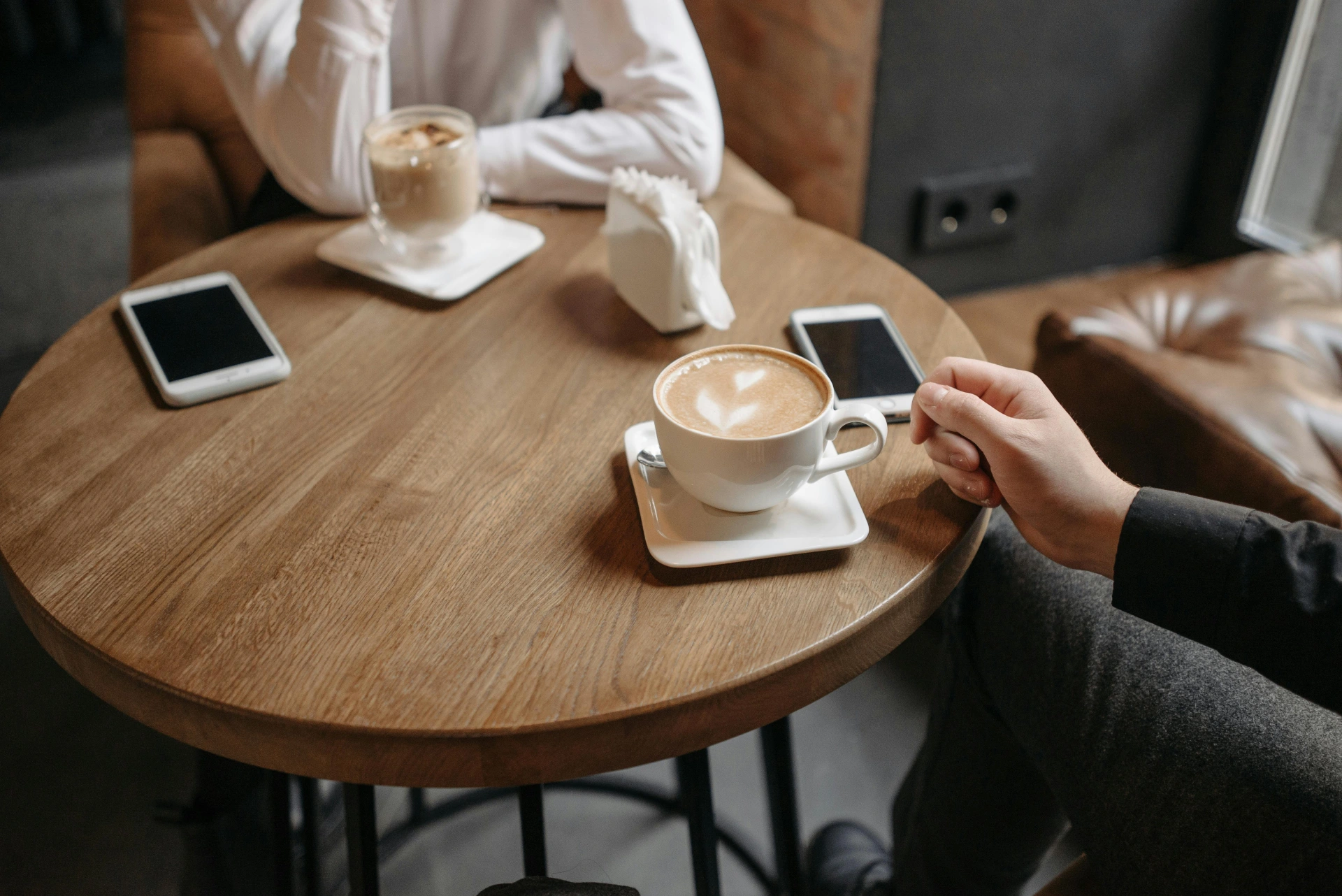Kaffeetisch im Cafe mit zwei Personen