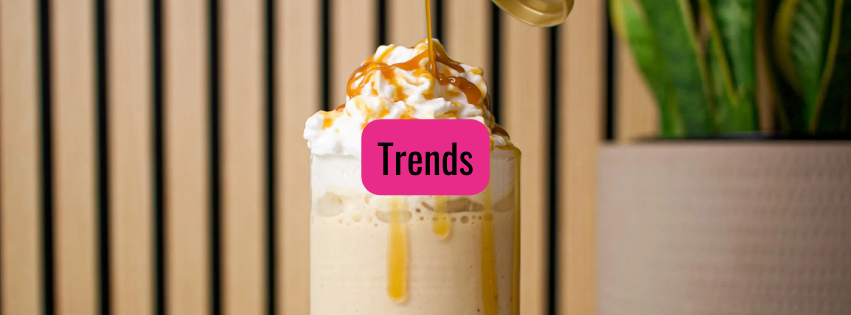Frappe im Glas mit Karamellsauce