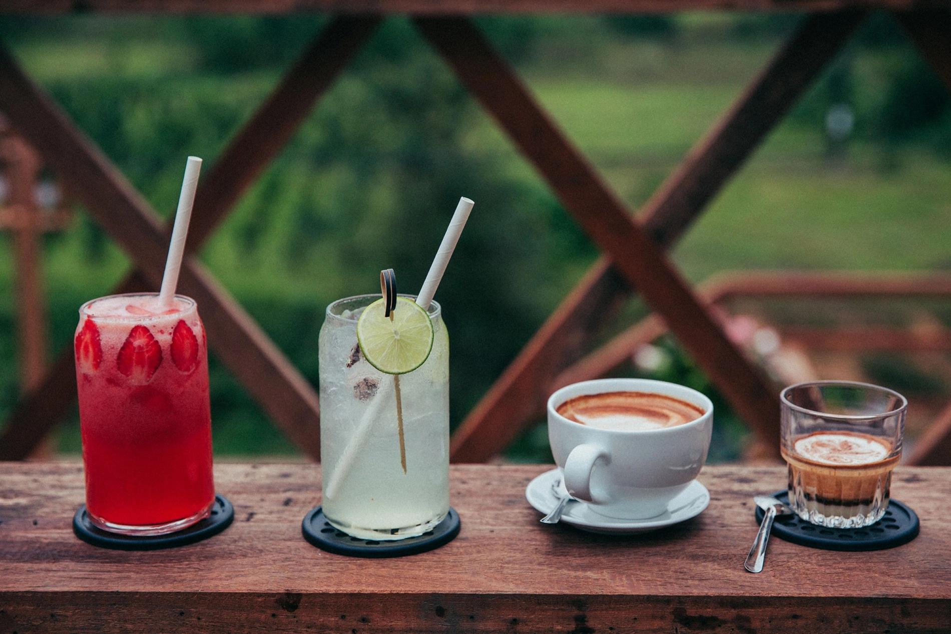Signature Drinks aufgestellt auf der Terrasse