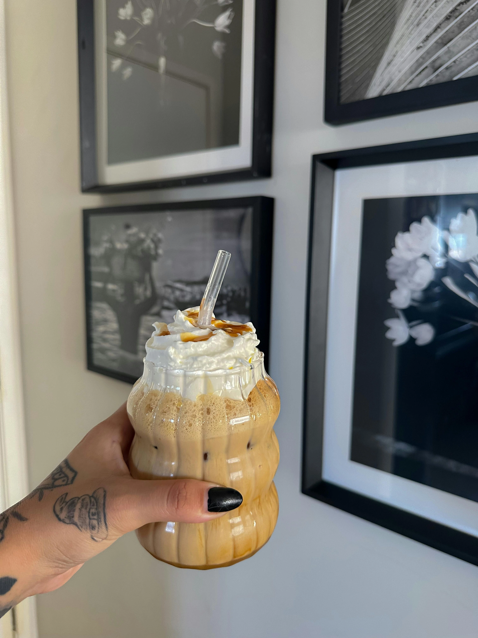 Karamell Kaffee mit Sahne und Topping