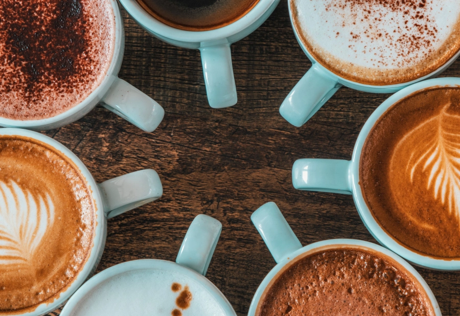 Kaffeetassen mit verschiedenen Kaffeevarianten mit Latte Art