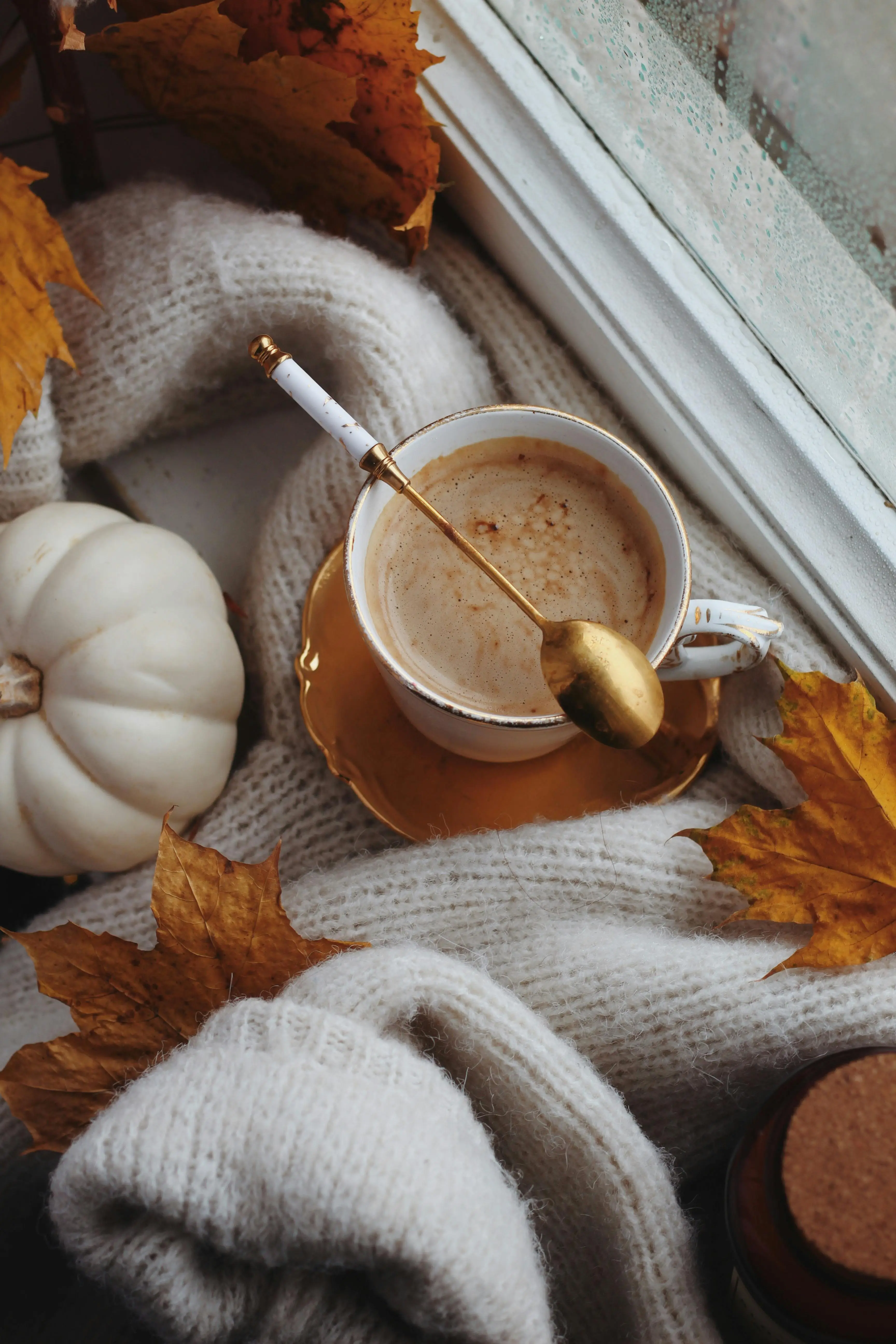 Kaffee Herbst am Fenster