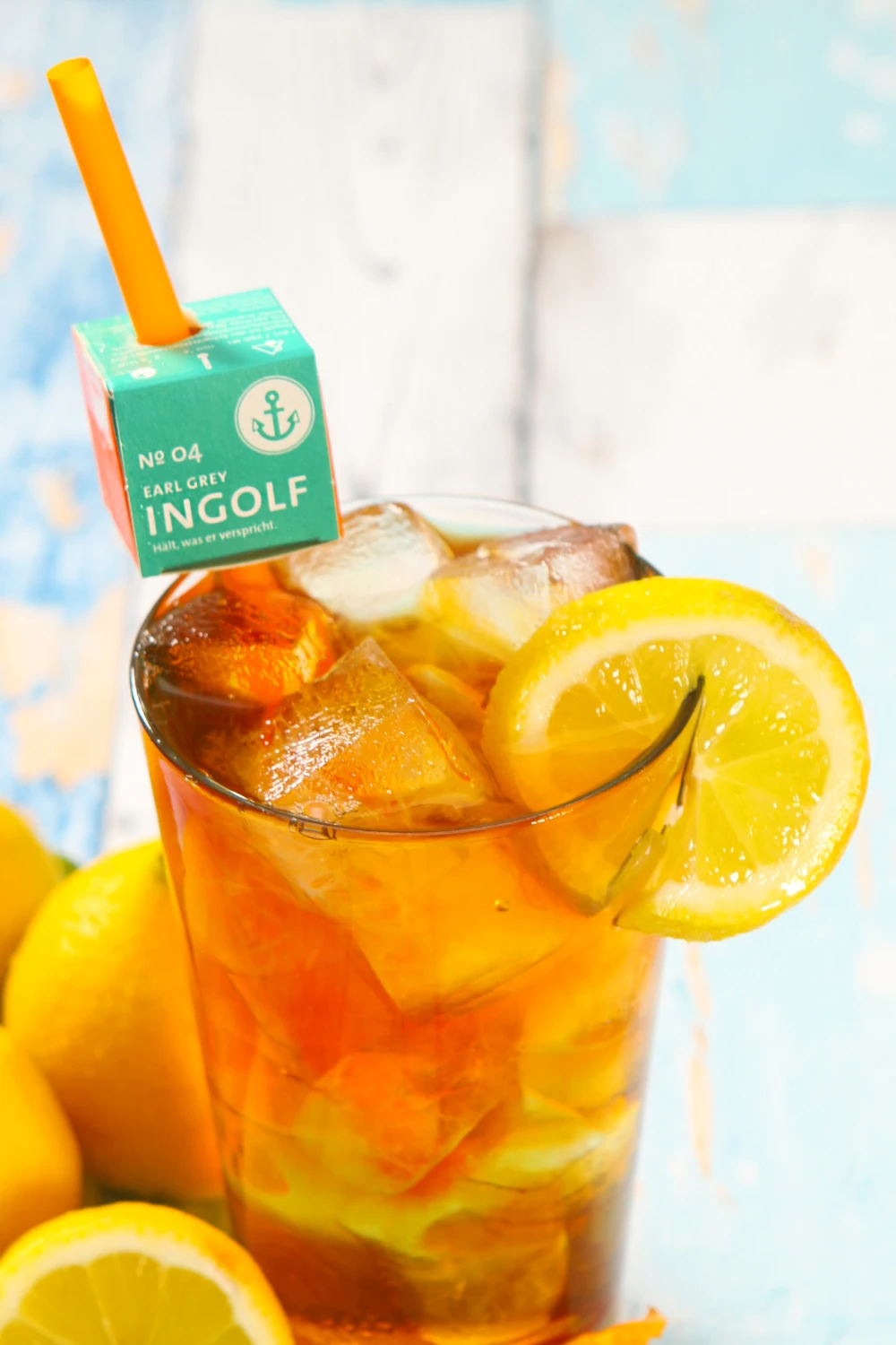 Schlürf Eistee im Glas mit Zitrone