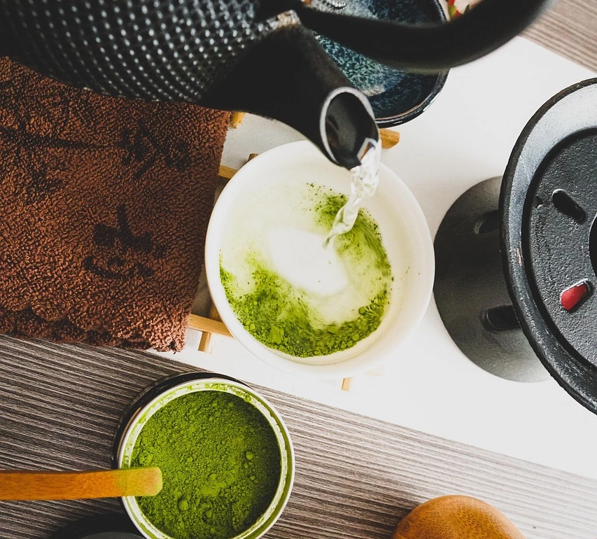 Matcha Pulver beim Aufgießen in japanischem Stil
