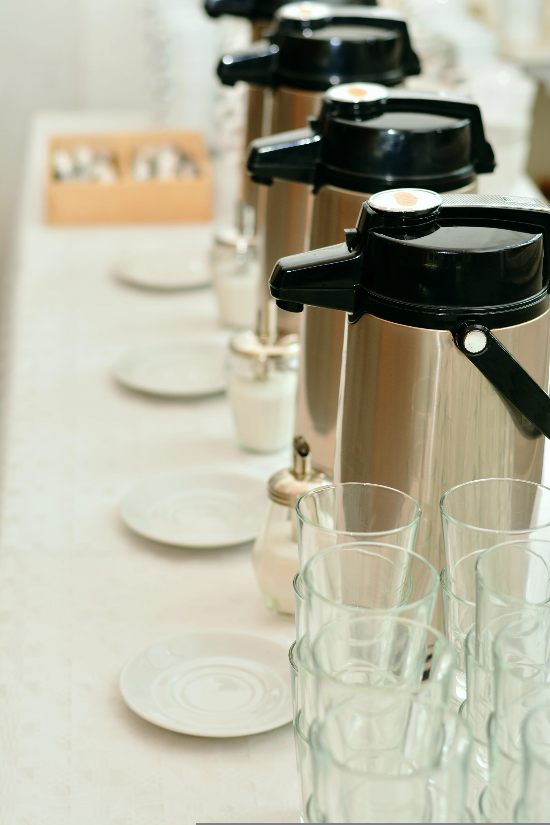 große Filterkaffeekannen am Buffet oder Frühstück im Hotel für Gäste