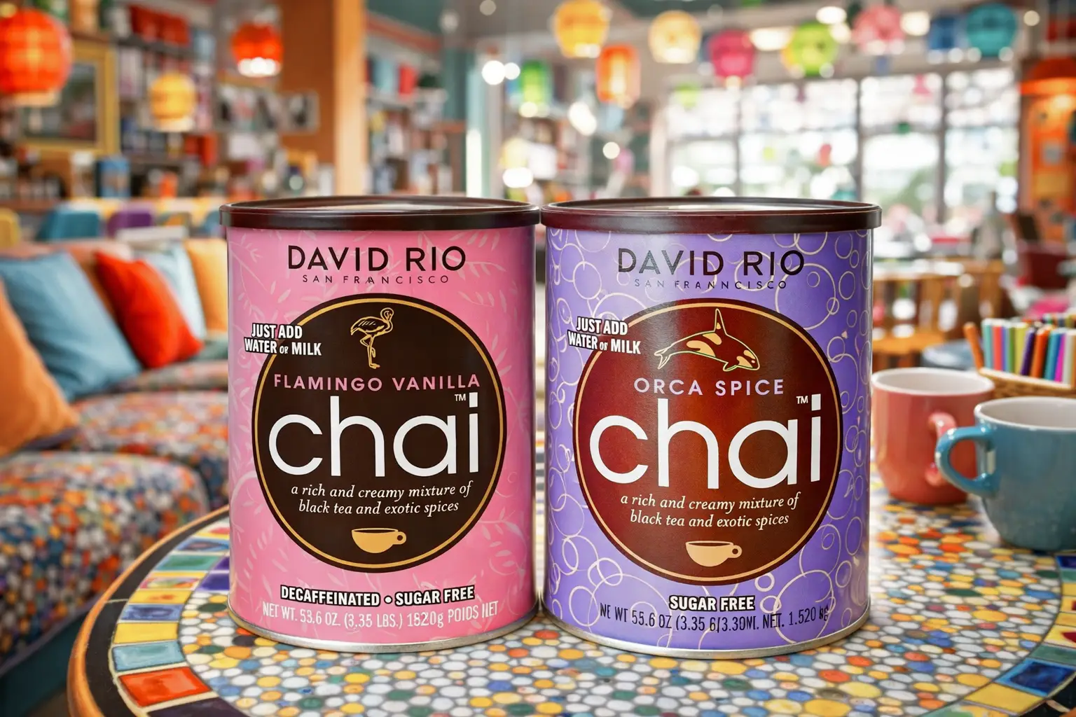 Zwei David Rio Chai Doesn in bunten Cafe, Farbenfroh