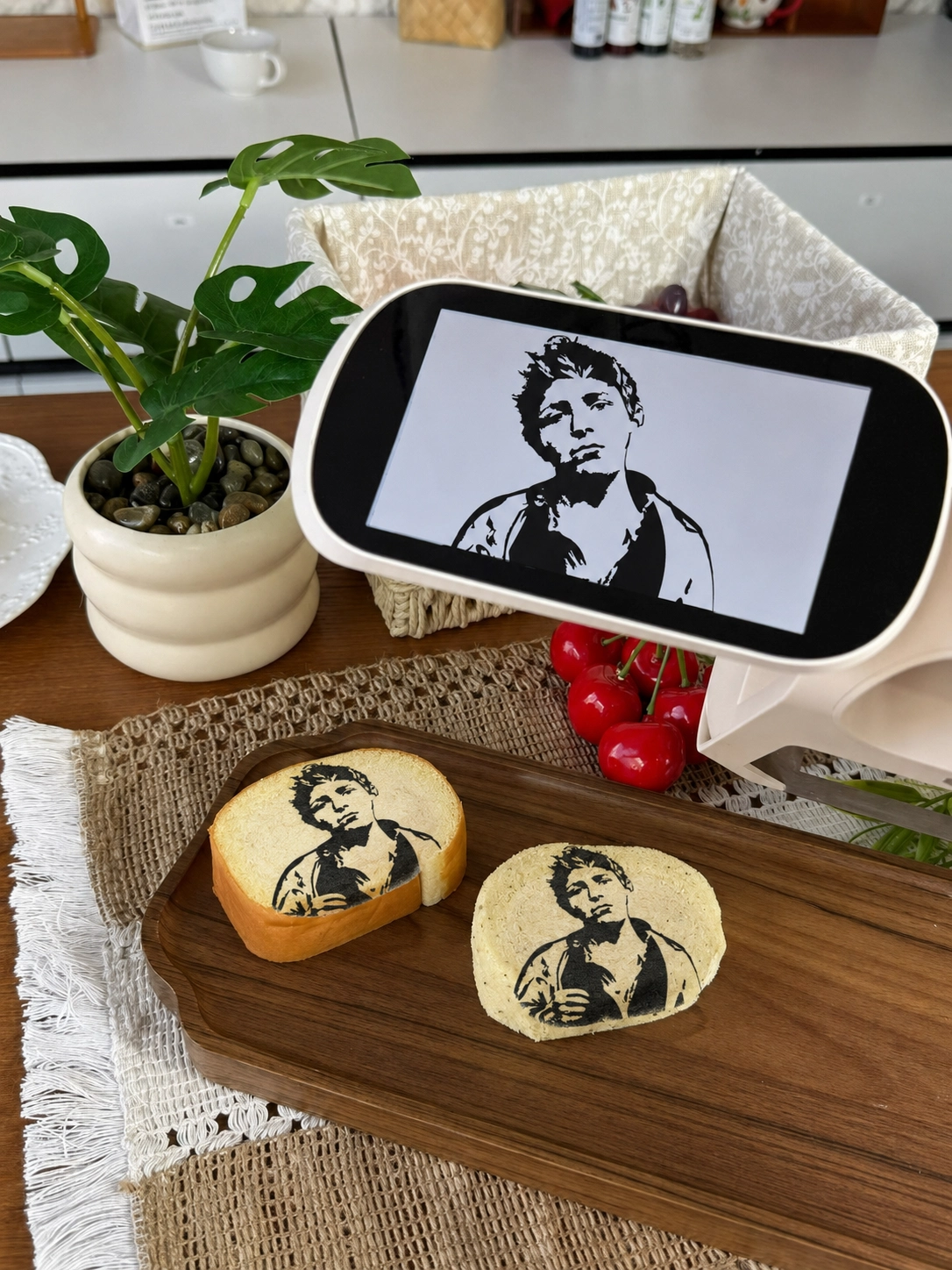 Evebot Druck auf Toast und Keksen