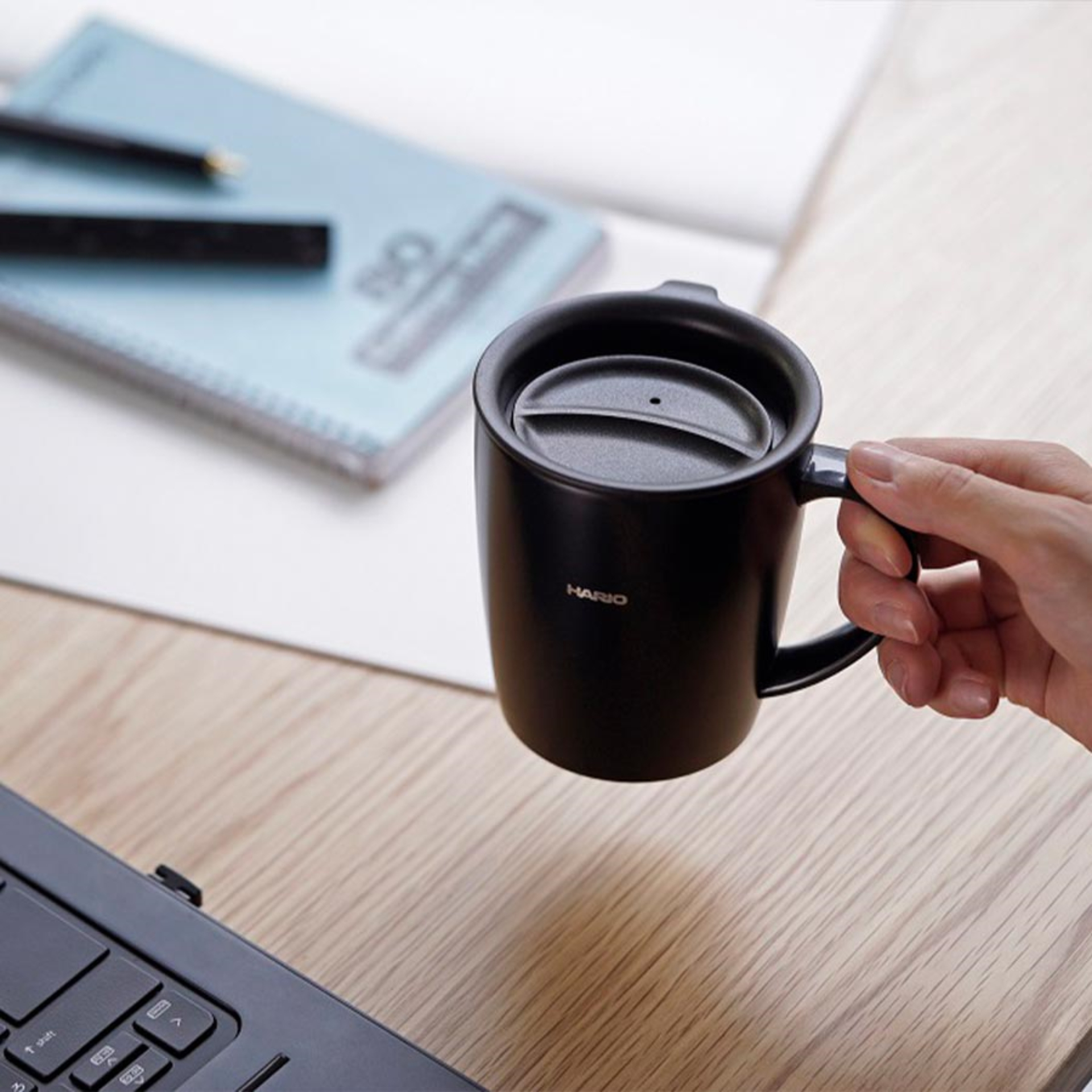 Hario - Wärmespeicherbecher mit Deckel schwarz 300ml