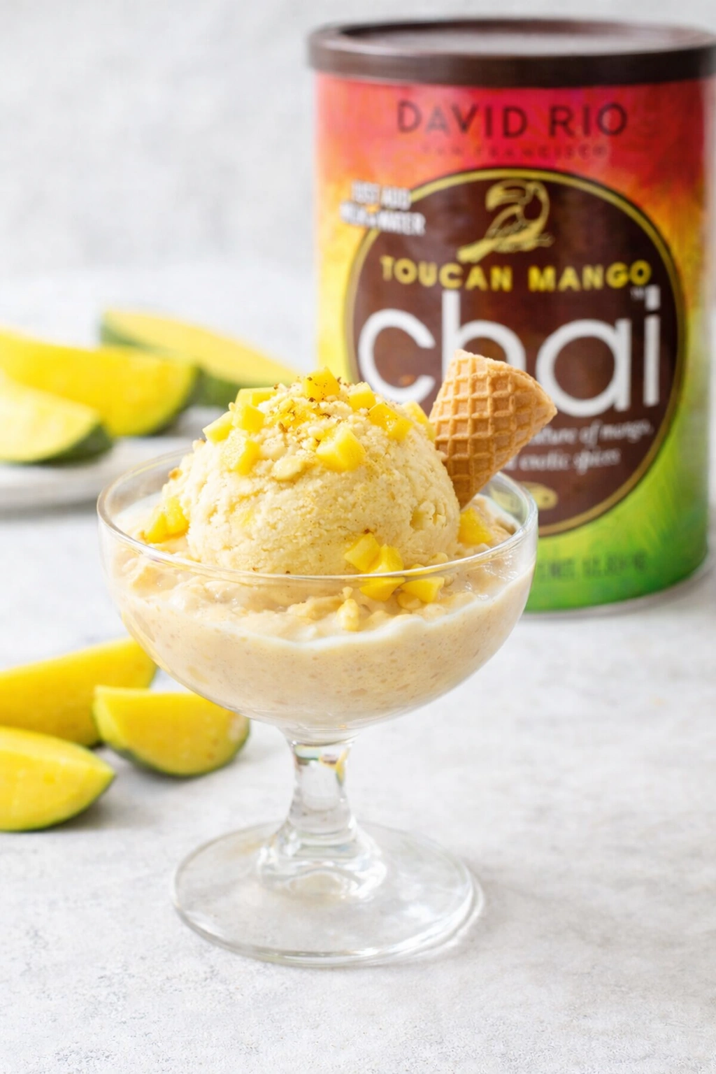 Chai Eis mit Mango angerichtet in einem Glas