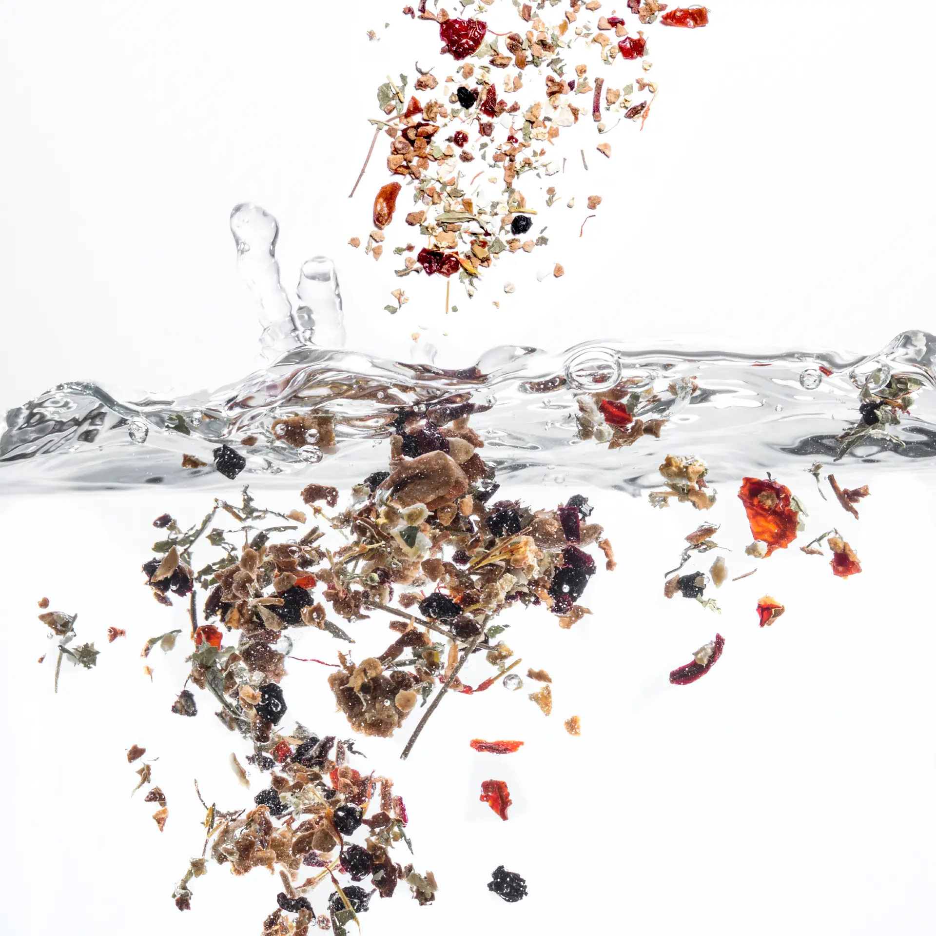 loser Fruechtetee im Wasser