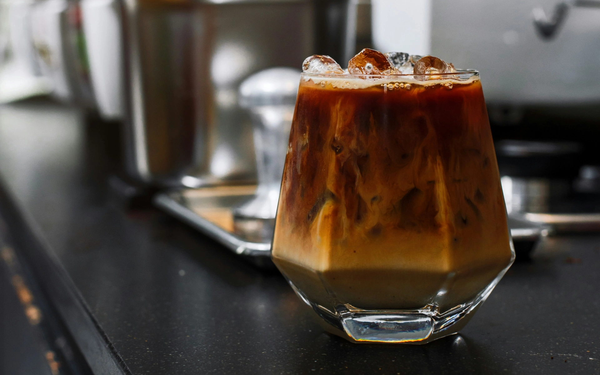 volles Kaffeeglas mit Eiswürfeln und Milch