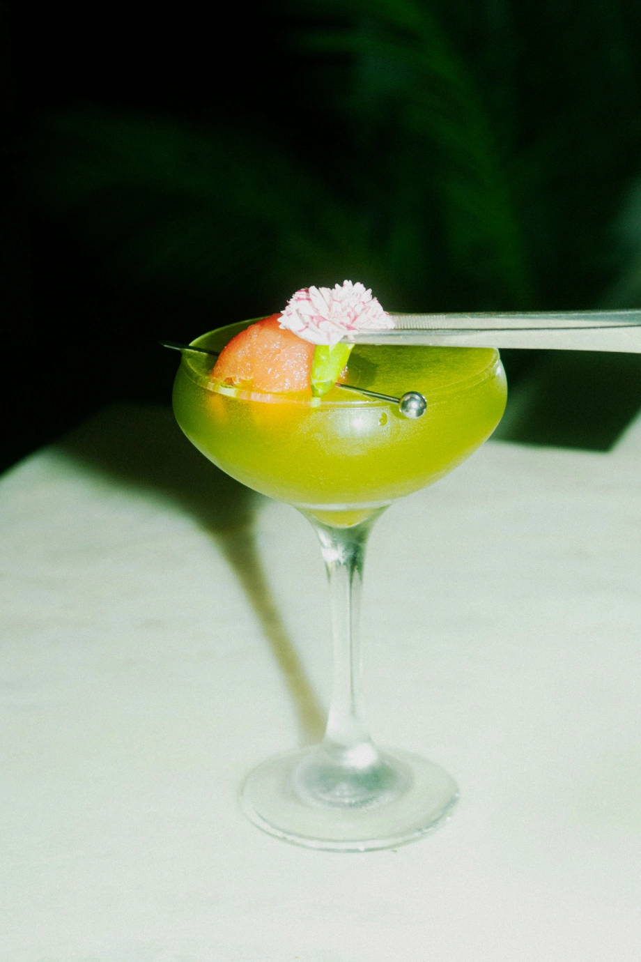 Tropical Matcha Mocktail mit essbarer Blüte