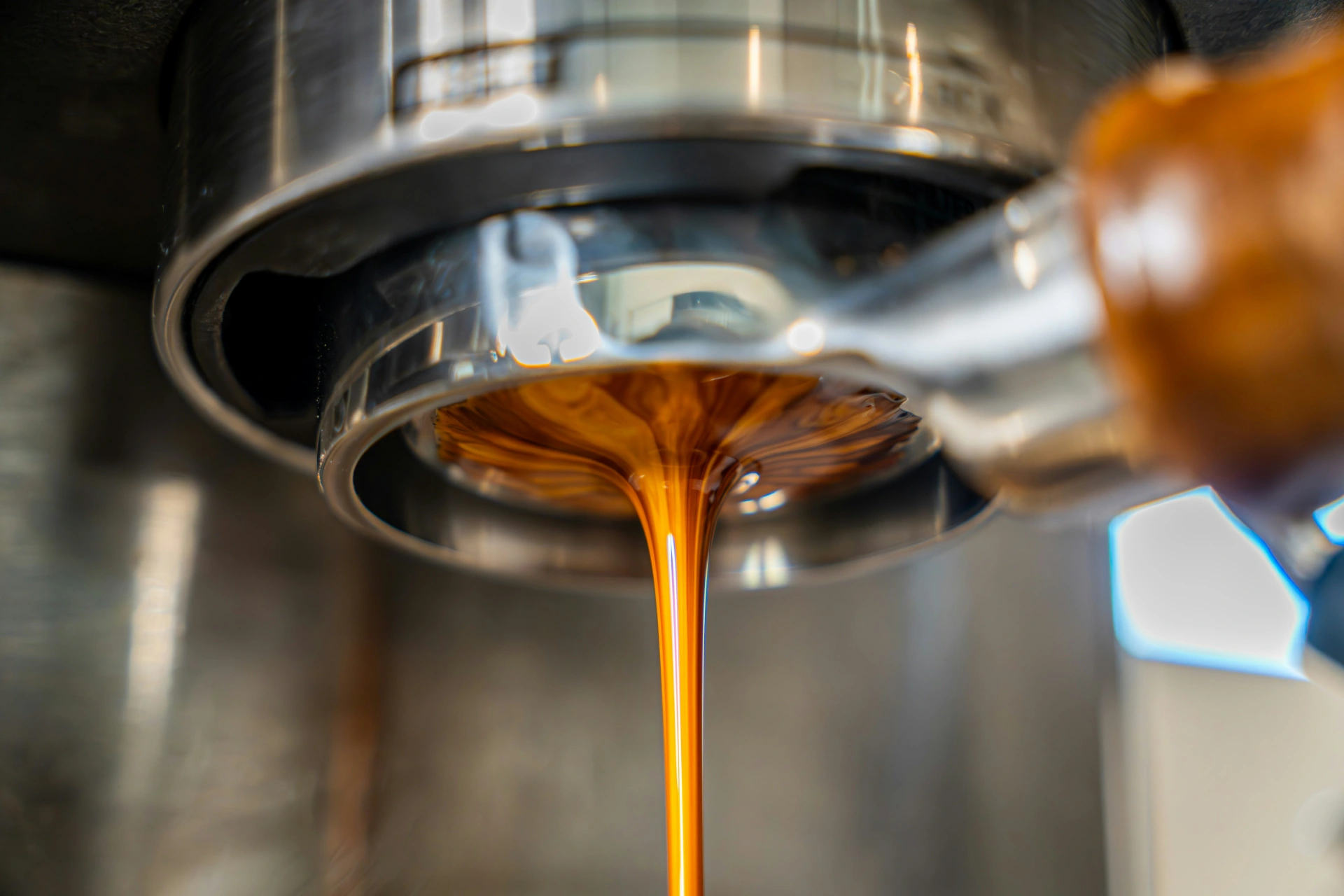 Kaffee aus Espressomaschine beim durchlaufen