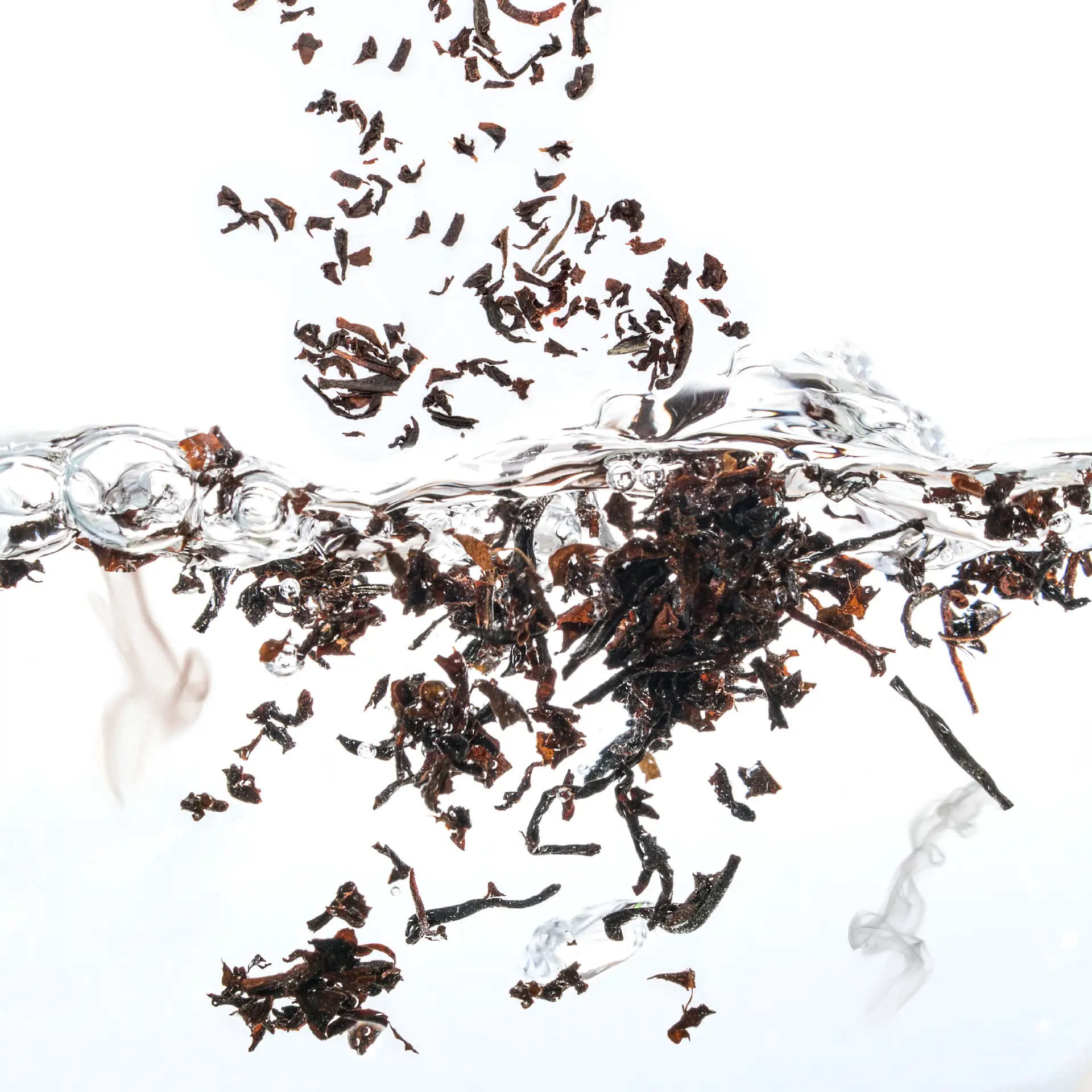 schwarzer Tee im Wasser