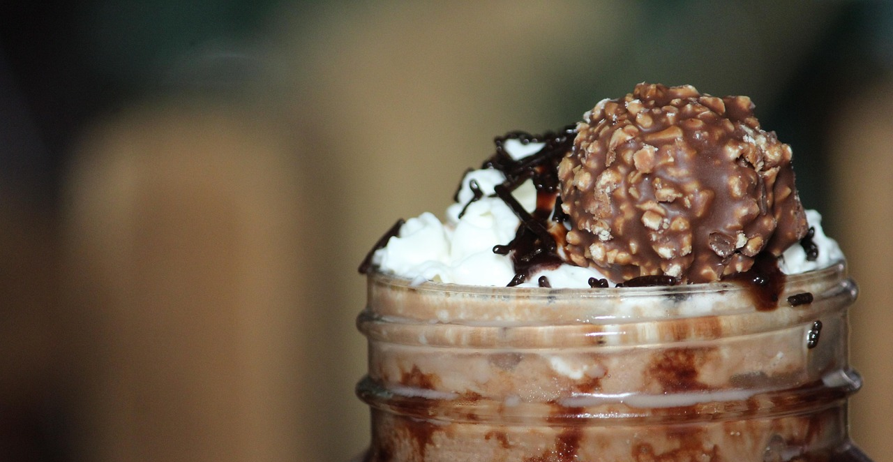 Nahaufnahme Frappe oder Milchshake mit Sahnehaube und Schokolade