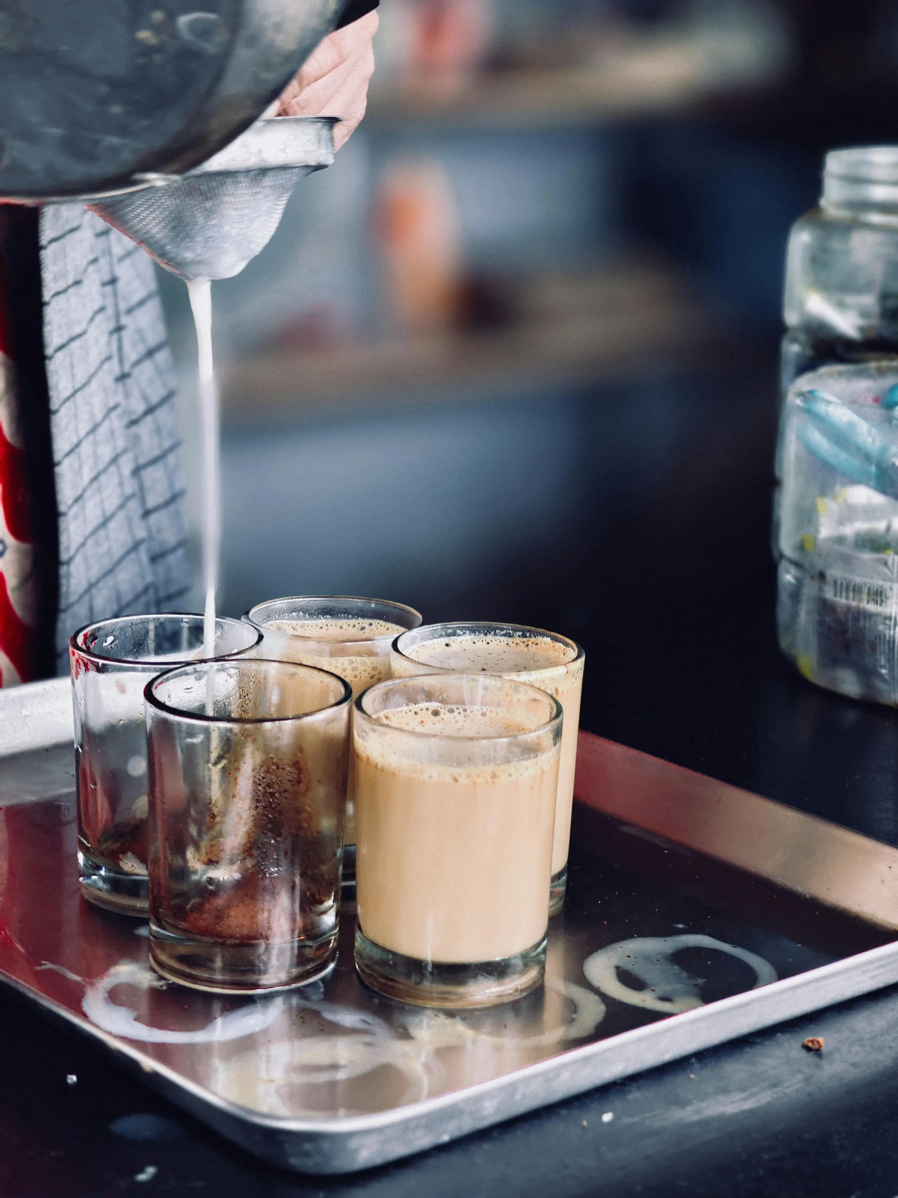 Chai Zubereitung in Gläsern