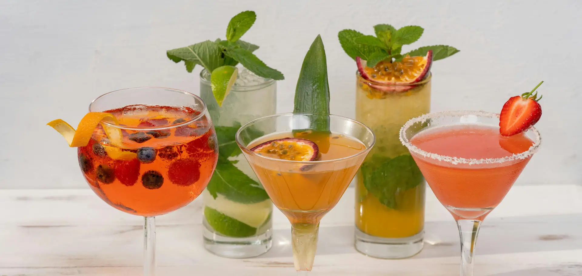 verschiedene Cocktails, sommerlich und erfrischend