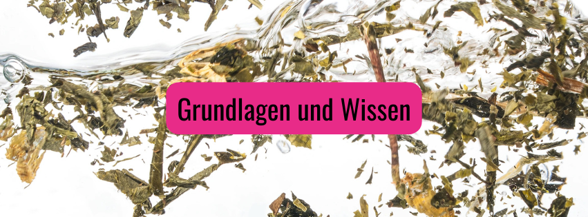 Loose Teeblätter im Wasser