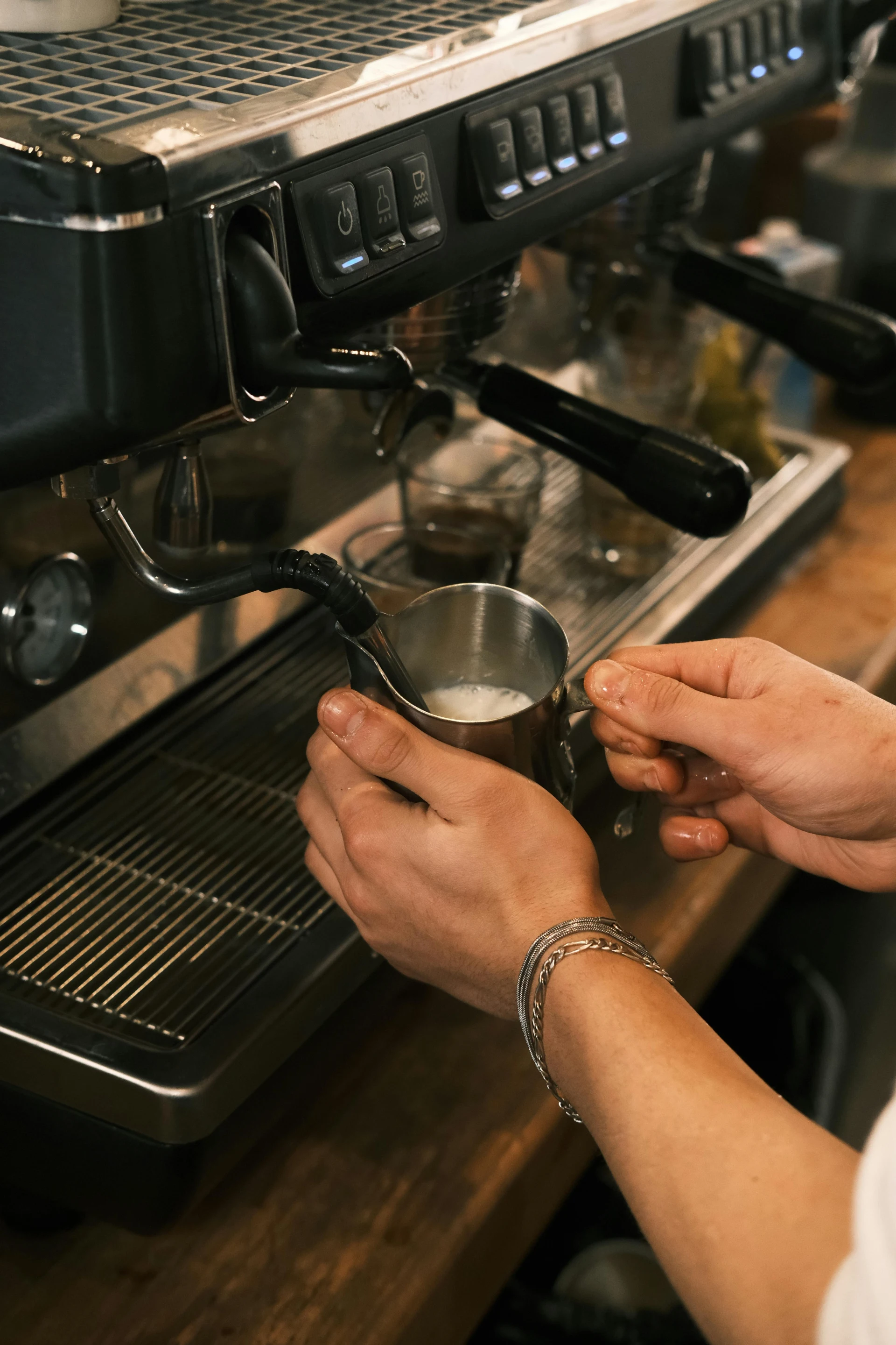 Kaffee Barista beim Milch aufschäumen