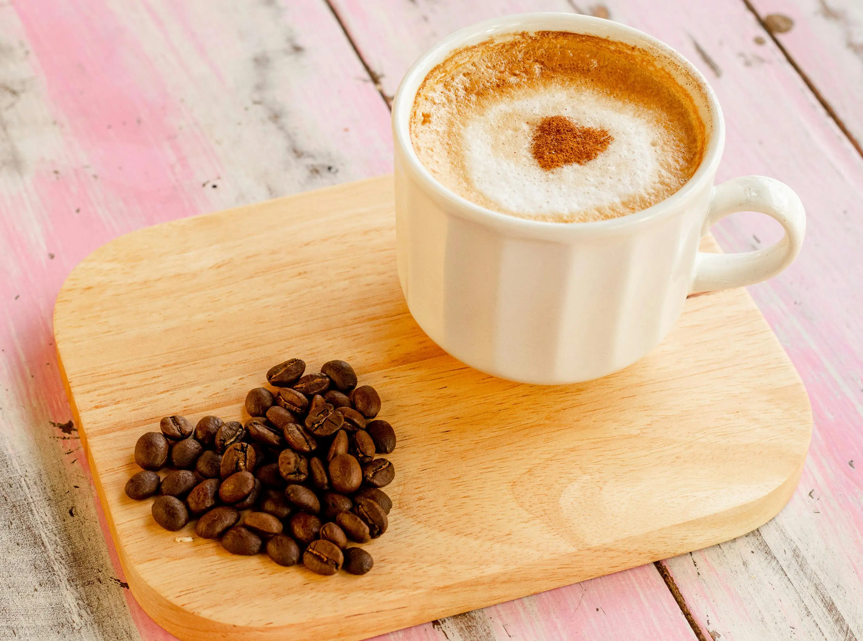 Kaffee tasse mit herz und Herz aus Kaffeebohnen