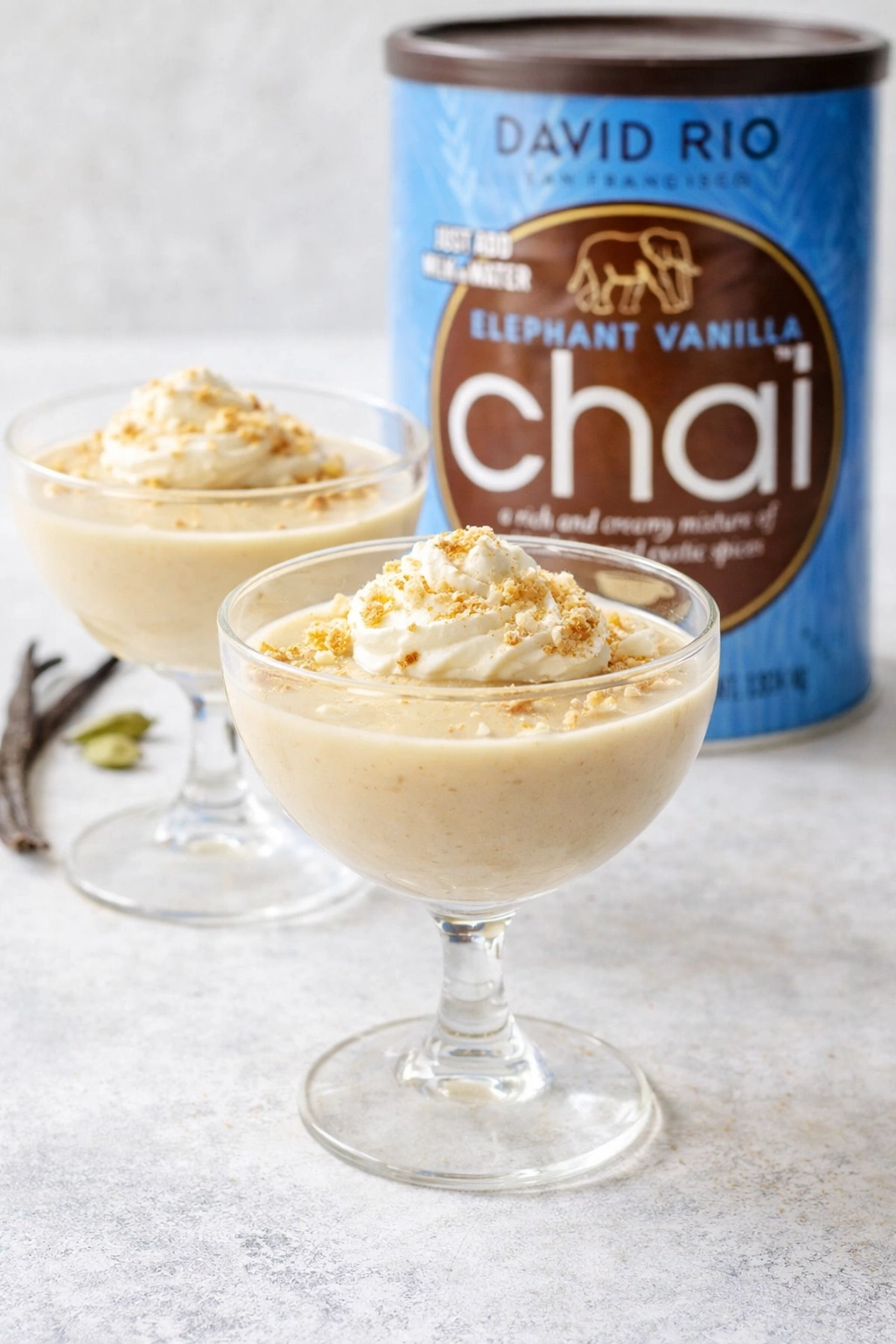 Chai Pudding im Glas als Dessert mit Sahne