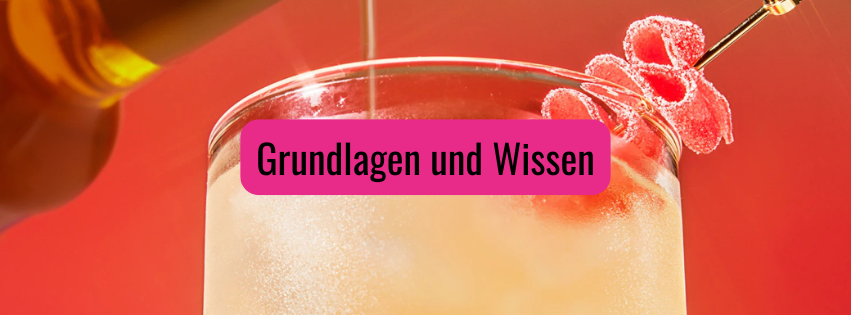 Sommerlicher Cocktail beim eingießen mit Deko am Glasrand