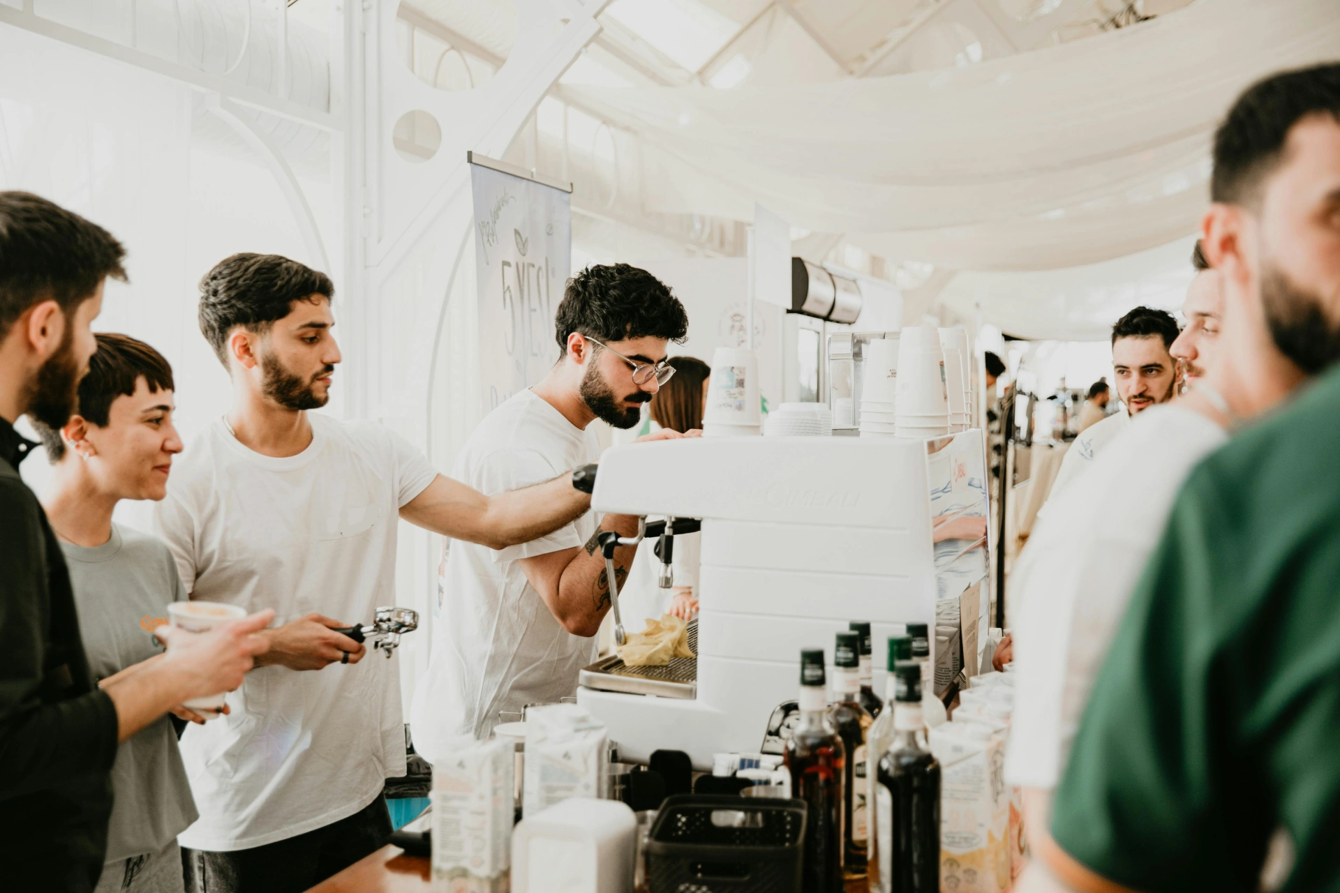 Cafe Station zu Stoßzeiten mit Baristas
