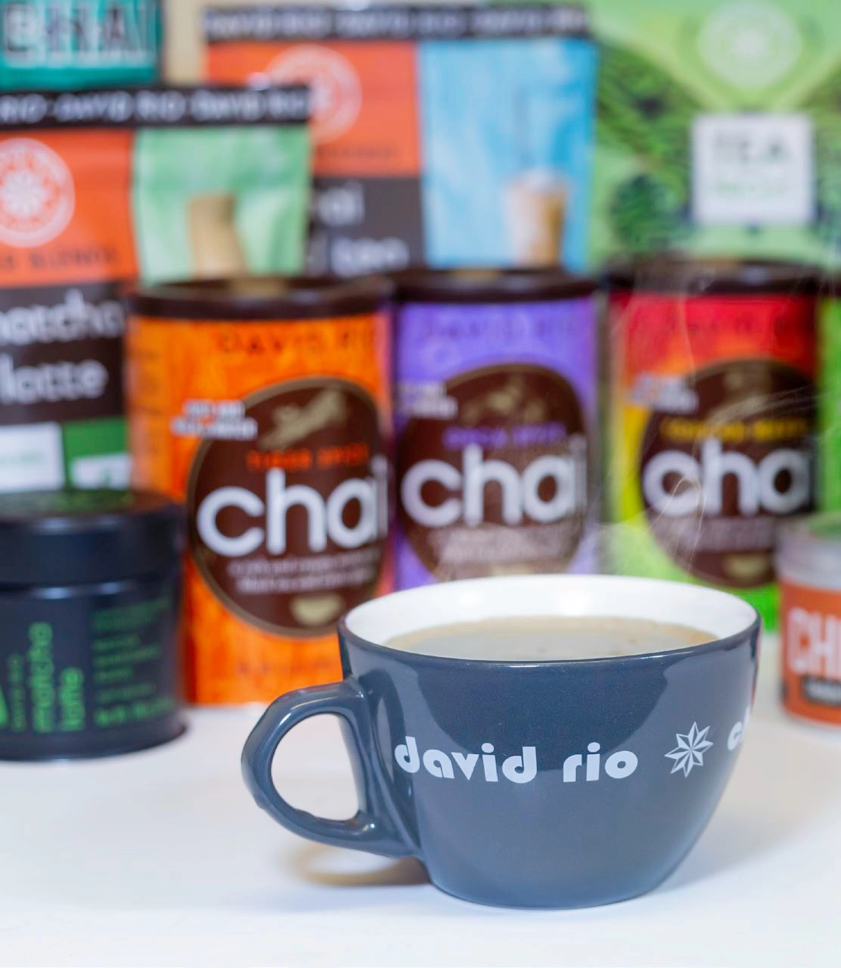 David Rio Tasse vor Produktverpackungen