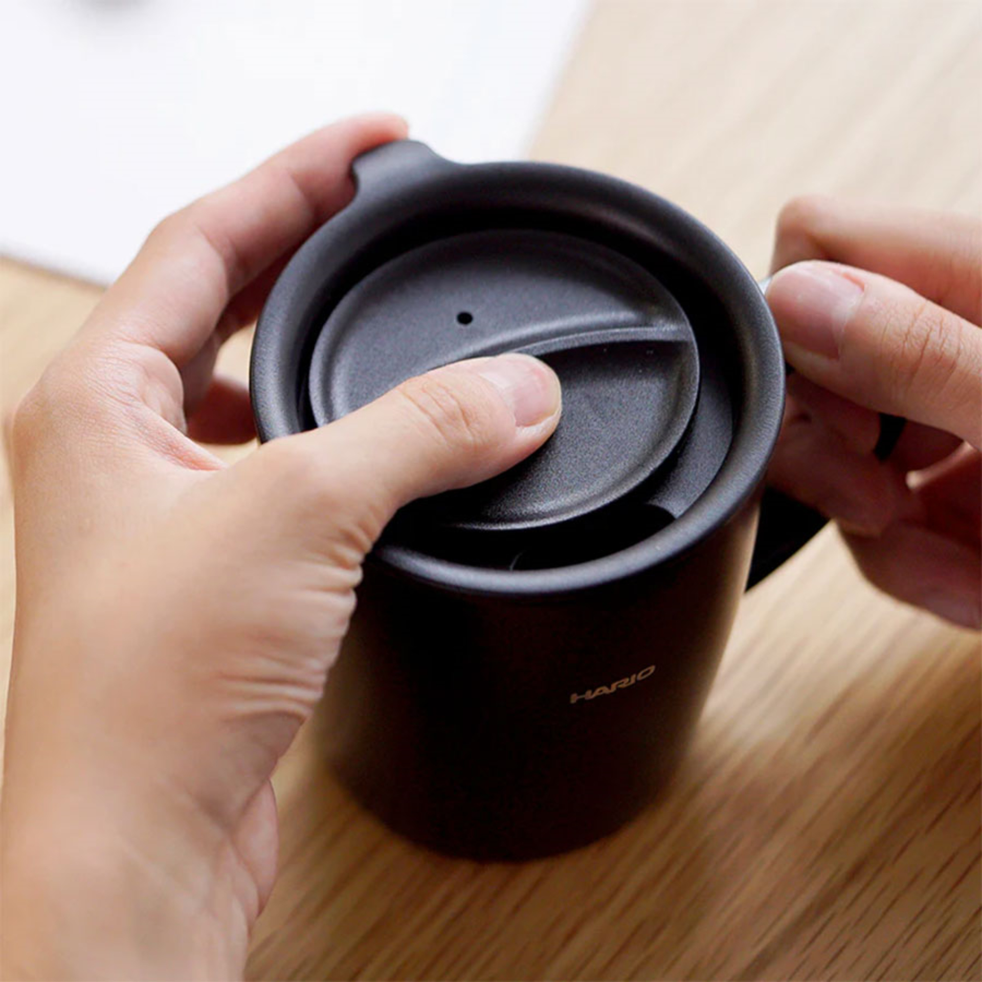 Hario - Wärmespeicherbecher mit Deckel schwarz 300ml