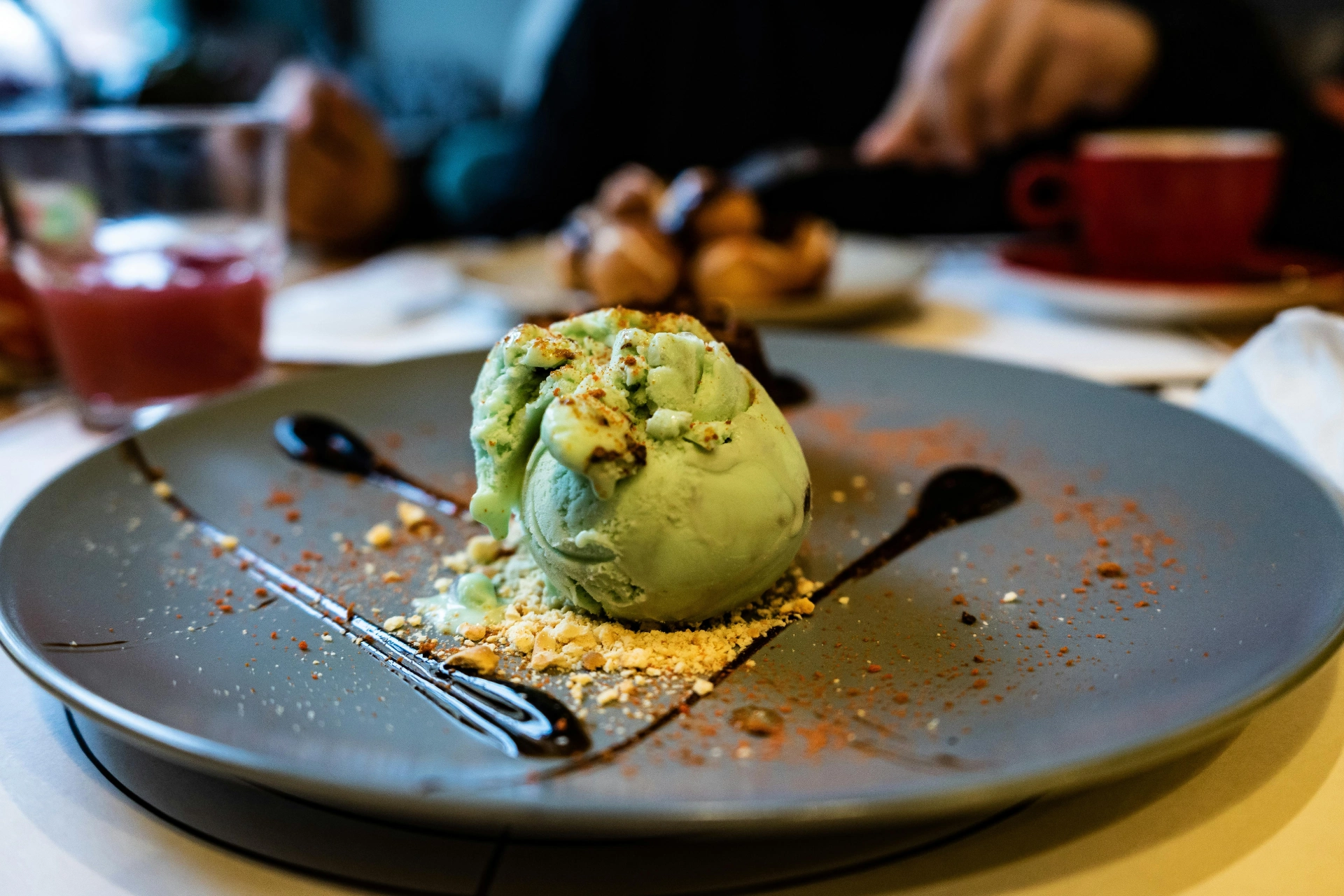 Matcha Eis im Cafe auf Teller mit Schokoladensauce