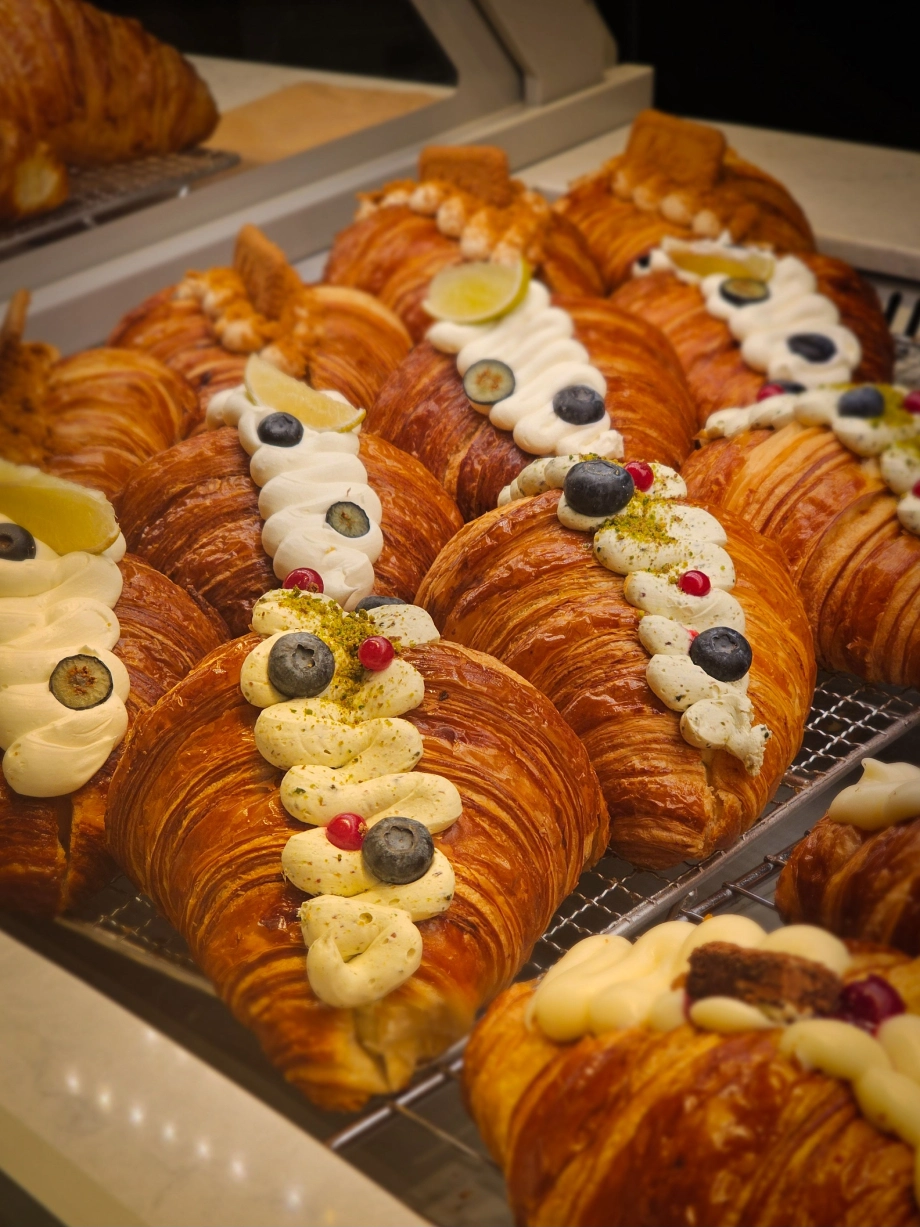 Loaded White Chocolate Croissant – cremig, warm & indulgent
