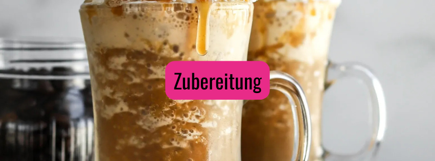 Karamellgetränke in Gläsern mit Sauce