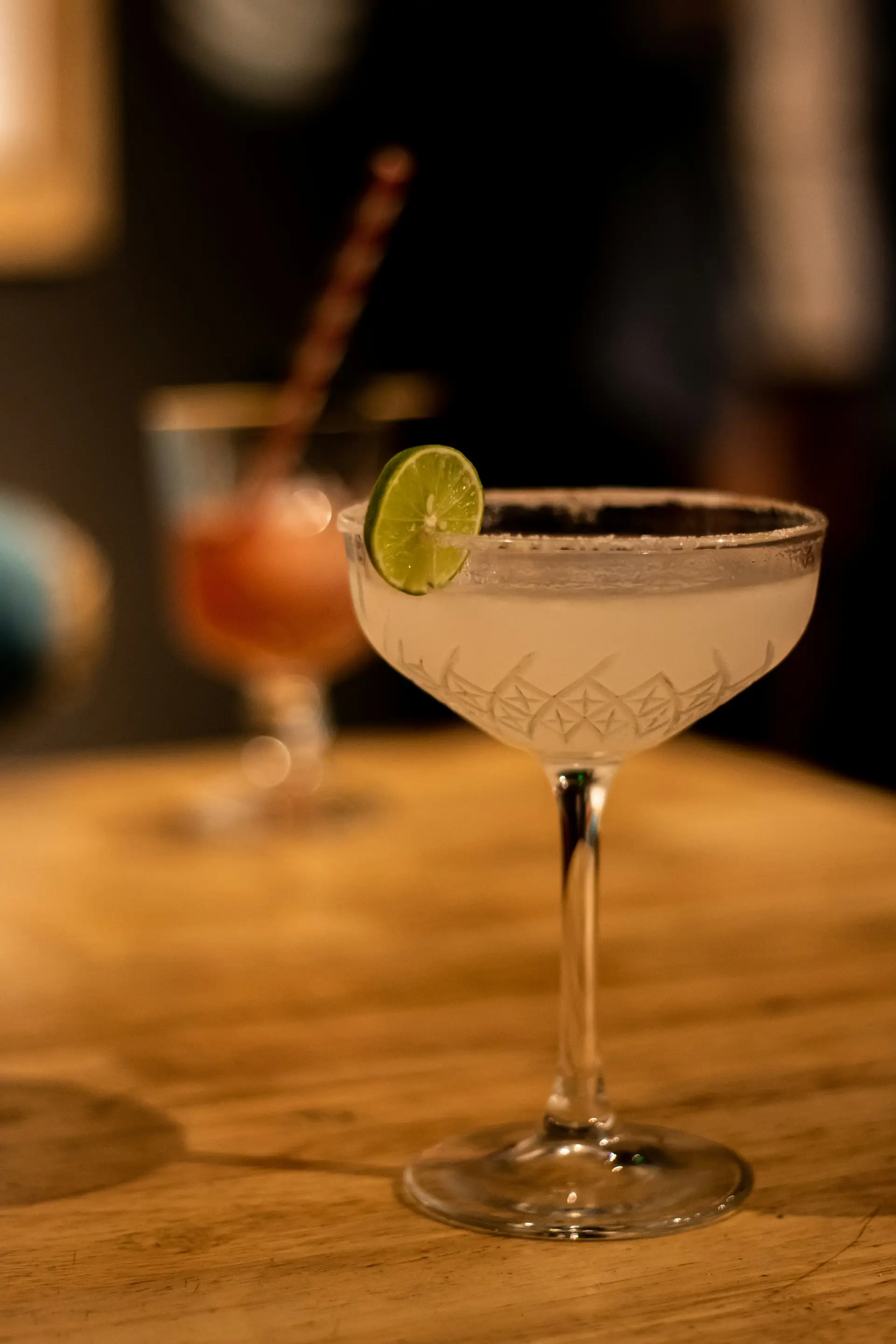 heller Cocktail mit Limone im Glas