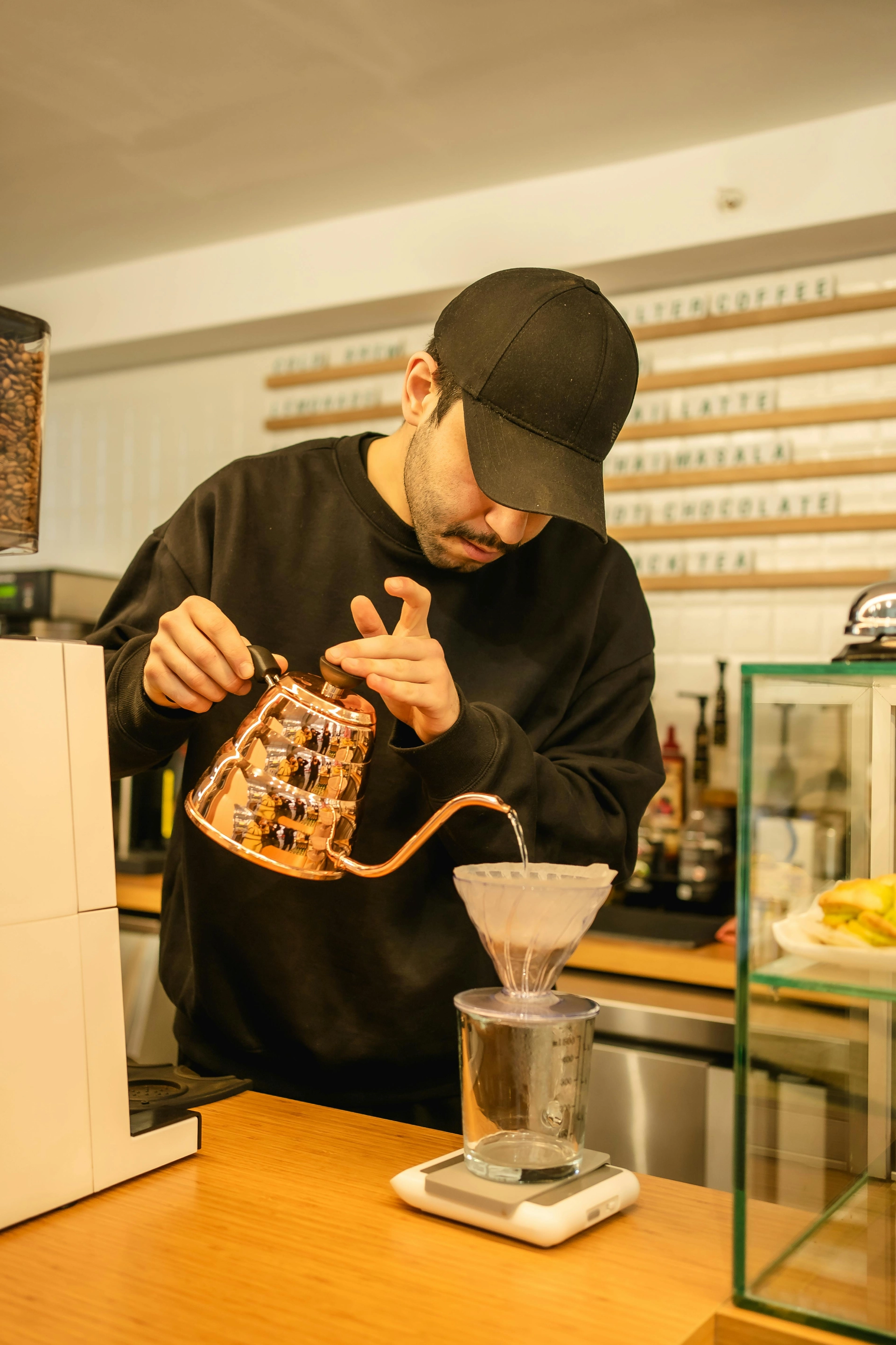 Kaffeezubereitung im Cafe von einem Barista