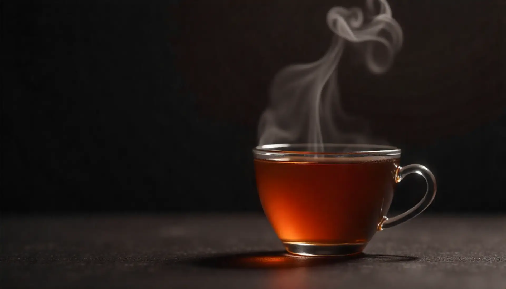 Schwarzer Tee Tasse dampfend