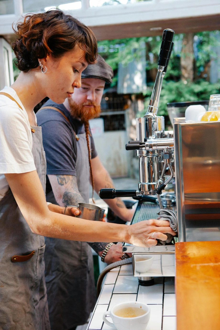 Barista beim Kaffee machen in einem Café