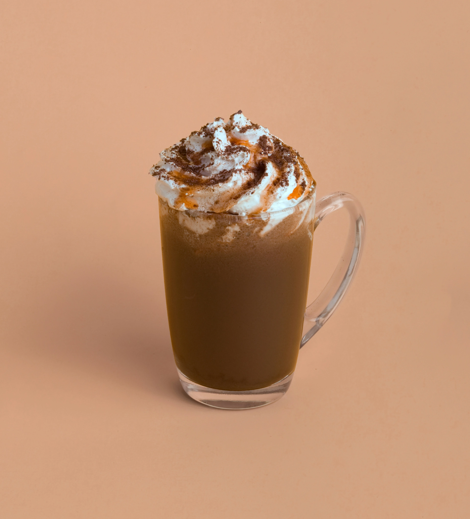 Kakao im Glas mit Sahnehaube und Karamellsauce