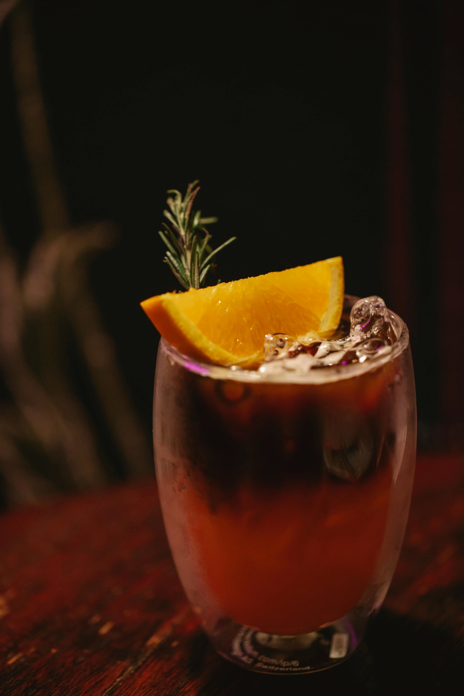 Cold Brew Cocktail mit Orange im Glas