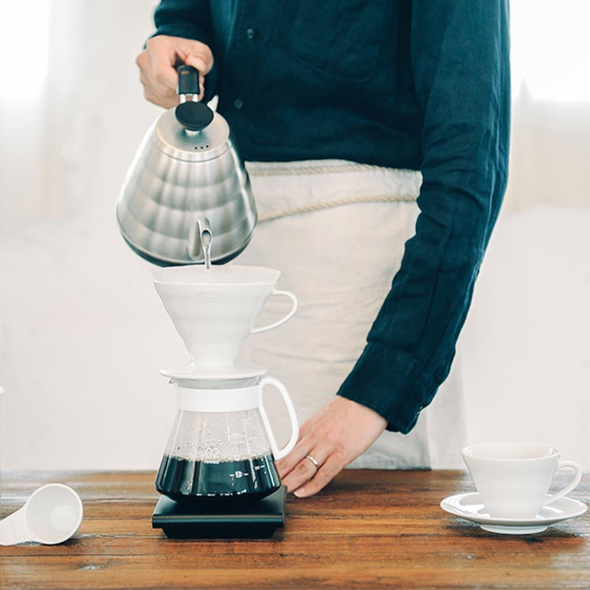 Hario - V60 Starterset mit Kaffee-Handfilter Größe 02 weiß