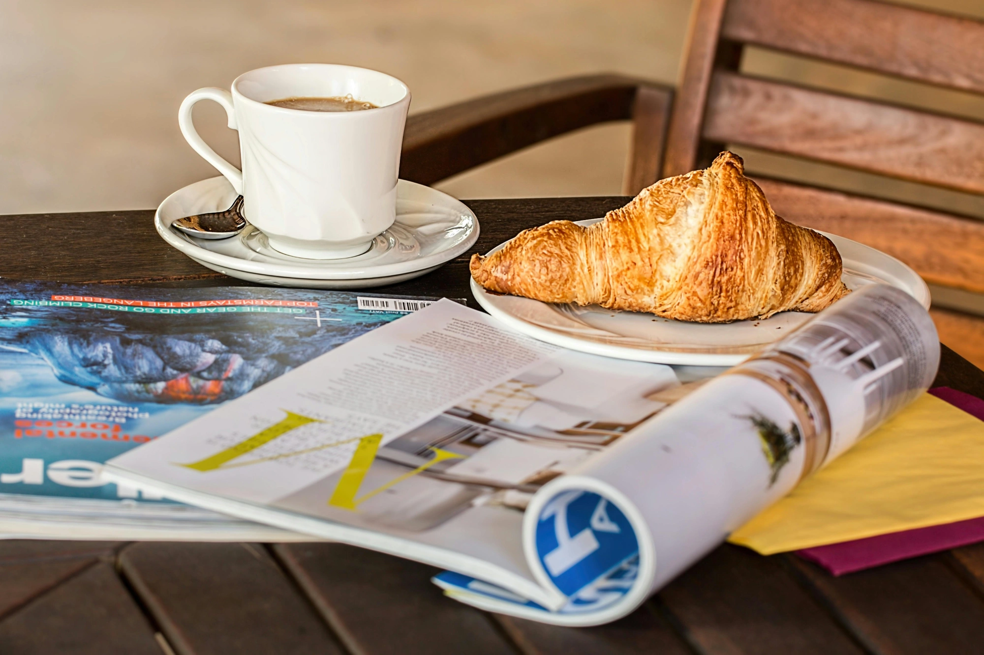 journal mit croissant