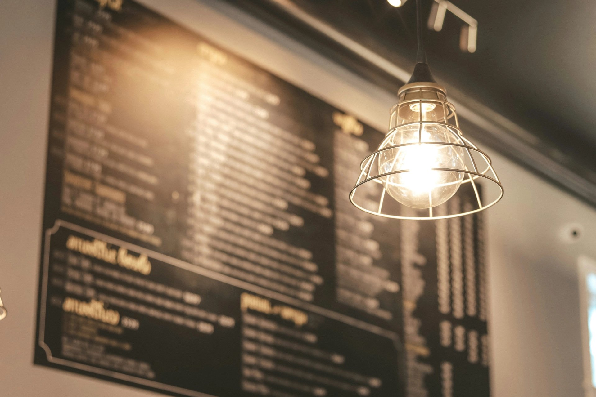 Menükarte in einem Kaffee mit vielen Getränken hinter einer Lampe