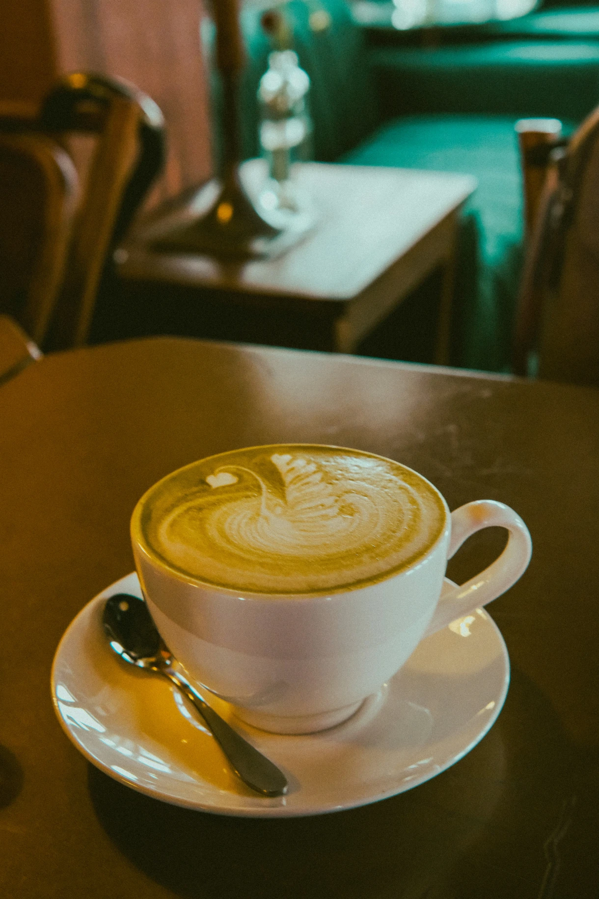 Matcha Latte in Tasse mit Latte Art Schwan
