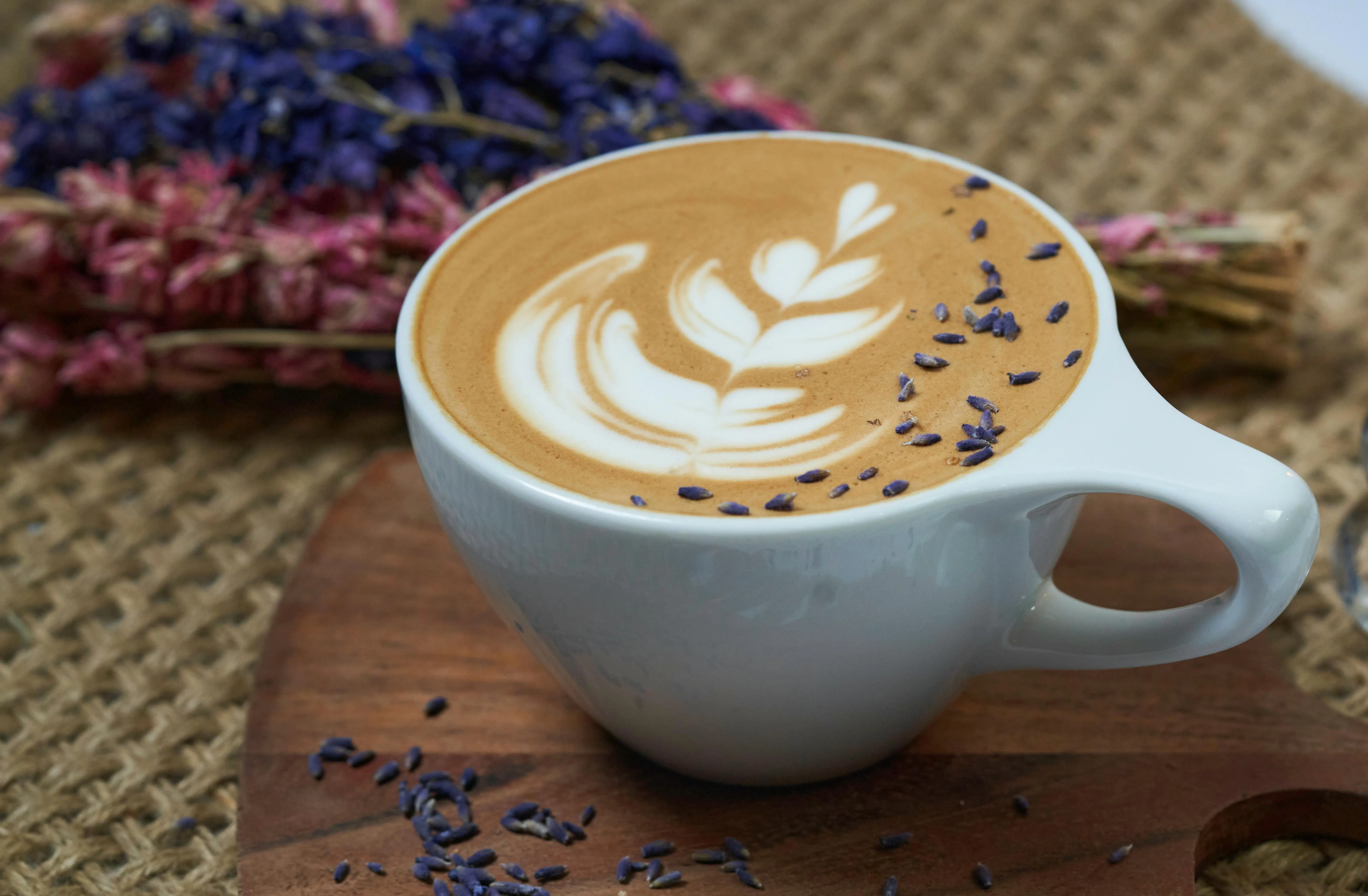 Kaffee mit Blütenblätter Latte Art