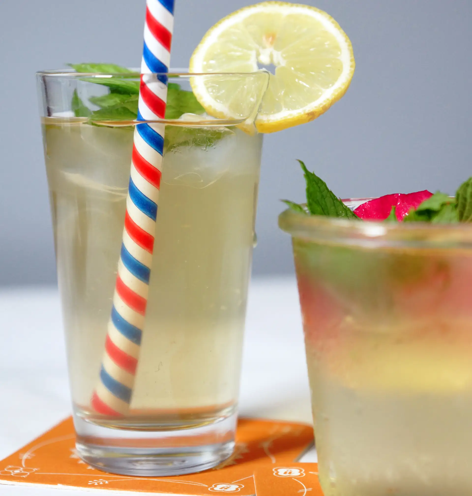 Eistee im Glas mit Strohhalm Zitrone