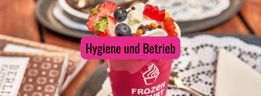 Frozen Yogurt mit verschiedenen Toppings auf einem Gartentisch