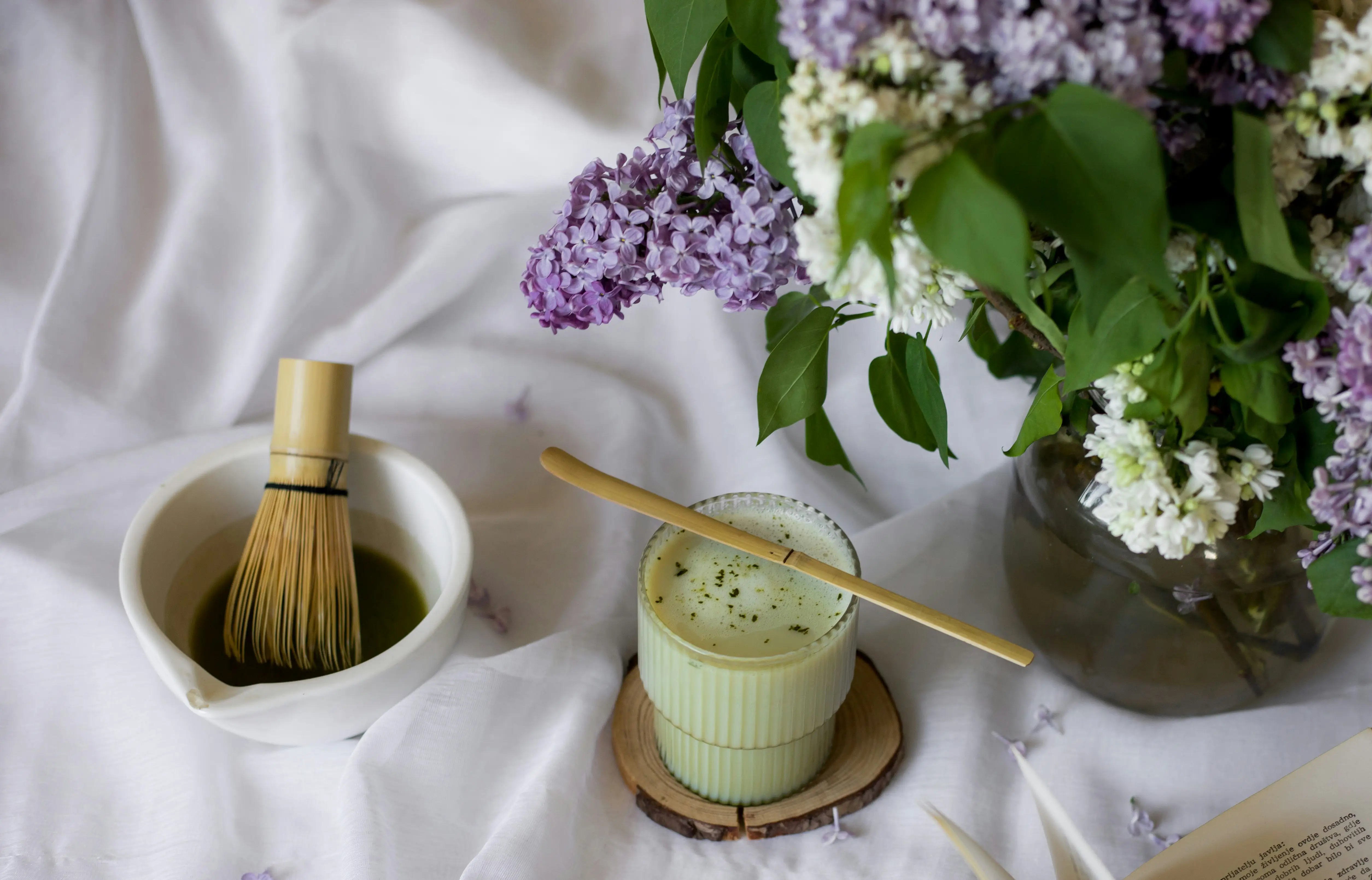 Matcha mit Fliederstraus