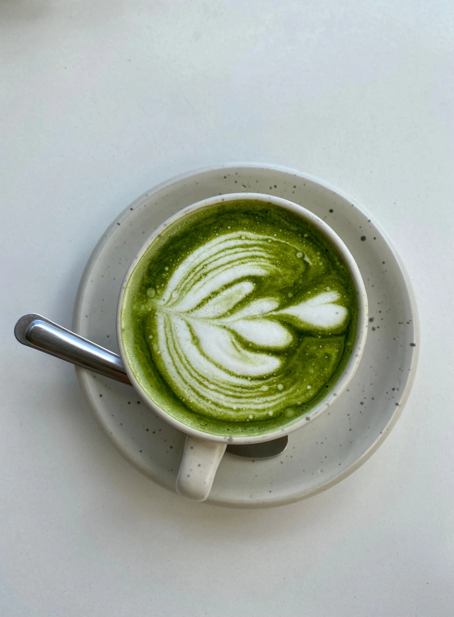 Spiced Vanilla Matcha Latte - Warmer Matcha trifft auf Vanille und Zimt