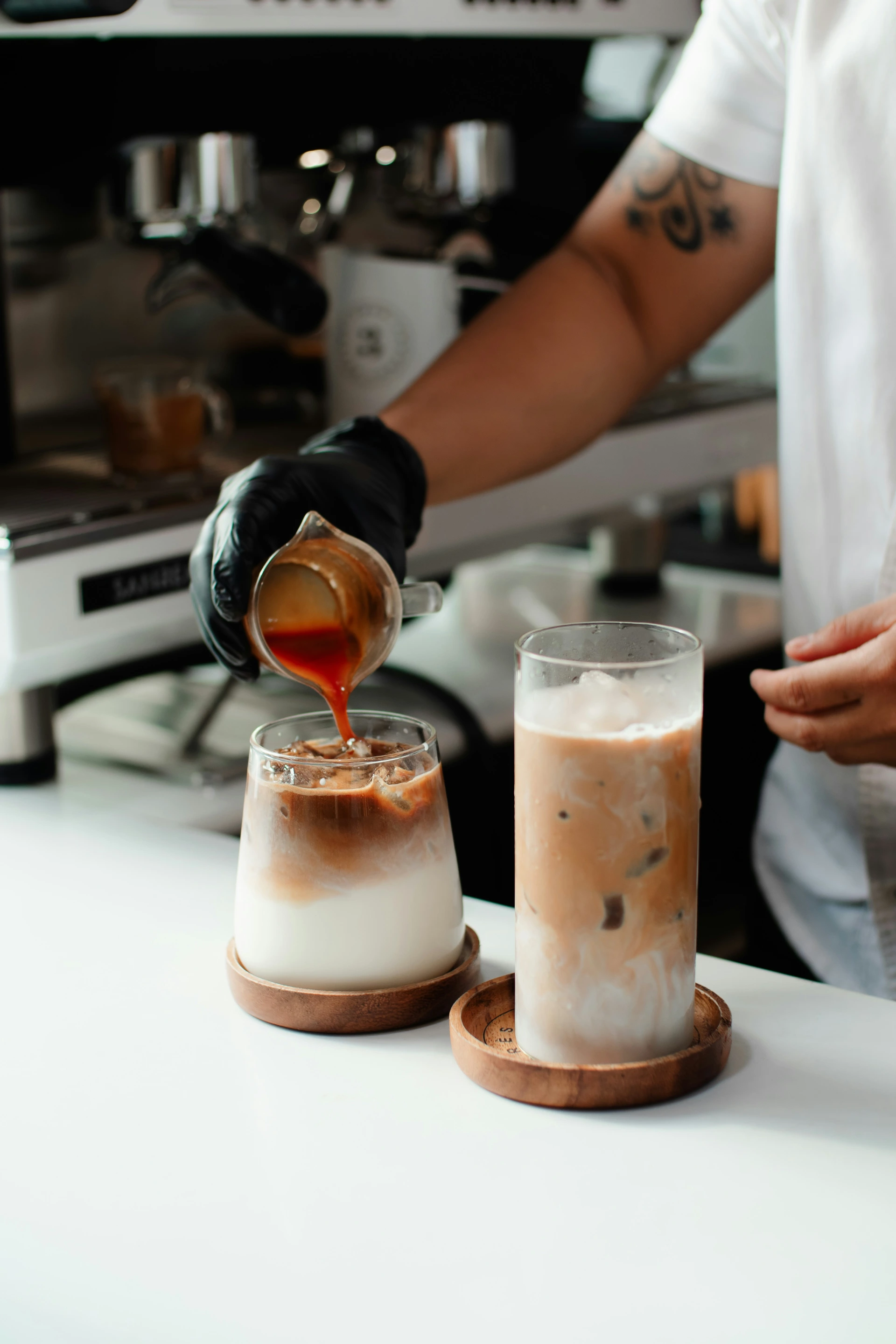 Ice Kaffee mit Barista an Theke im Cafe im Glas